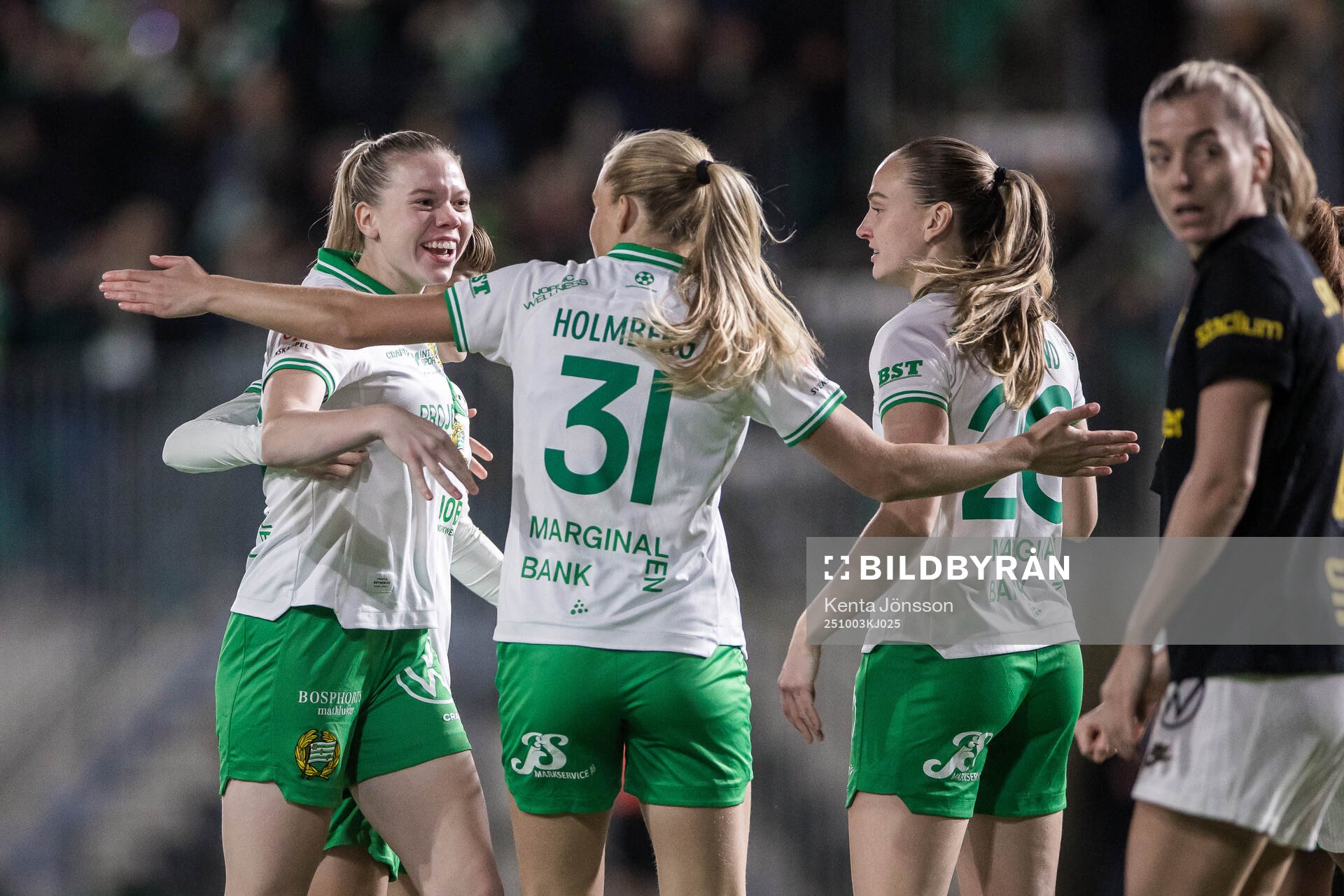 Hammarbys Bea Sprung och Smilla Holmberg jublar