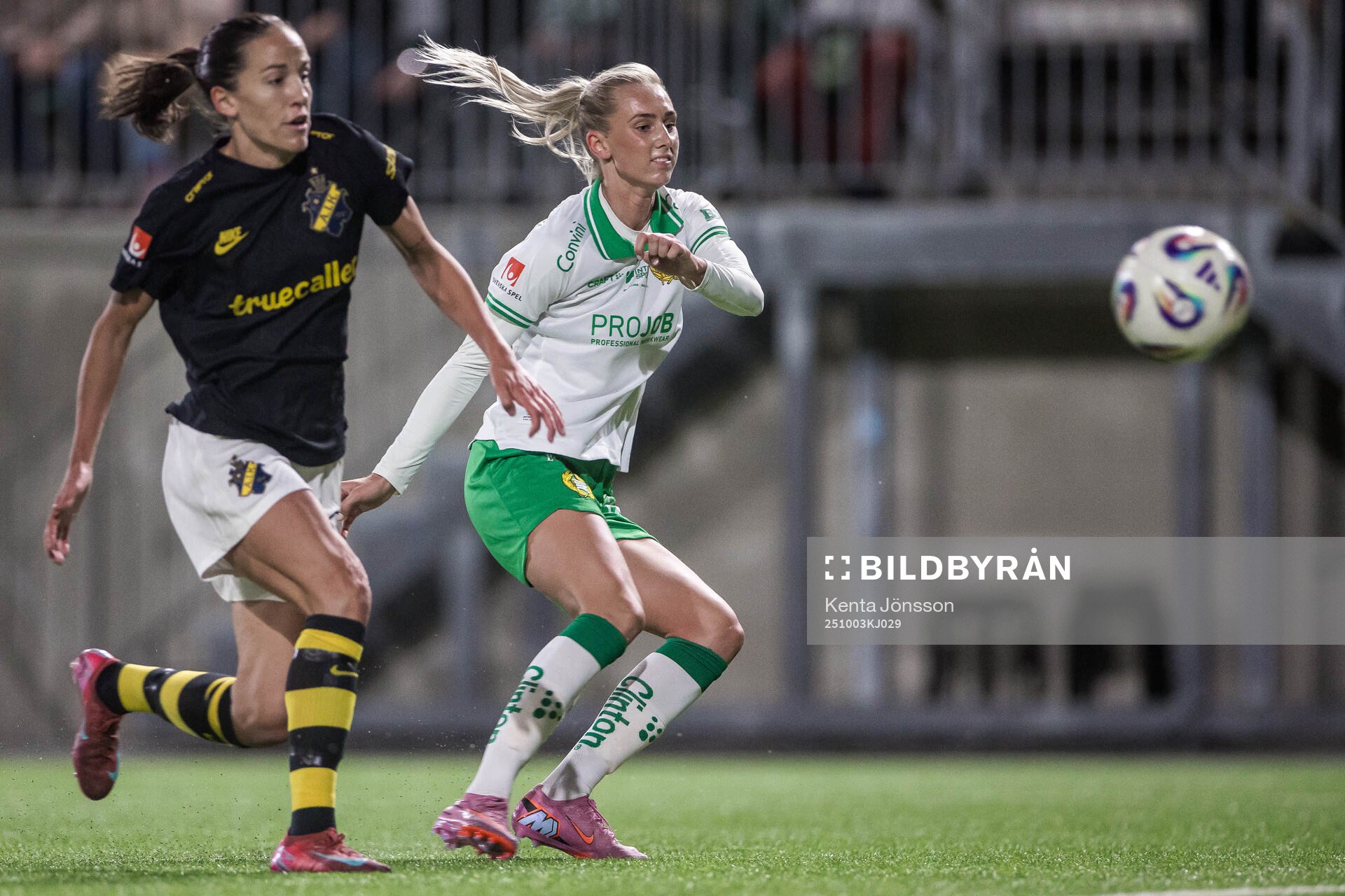 AIKs Anna Oskarsson och Hammarbys Ellen Wangerheim
