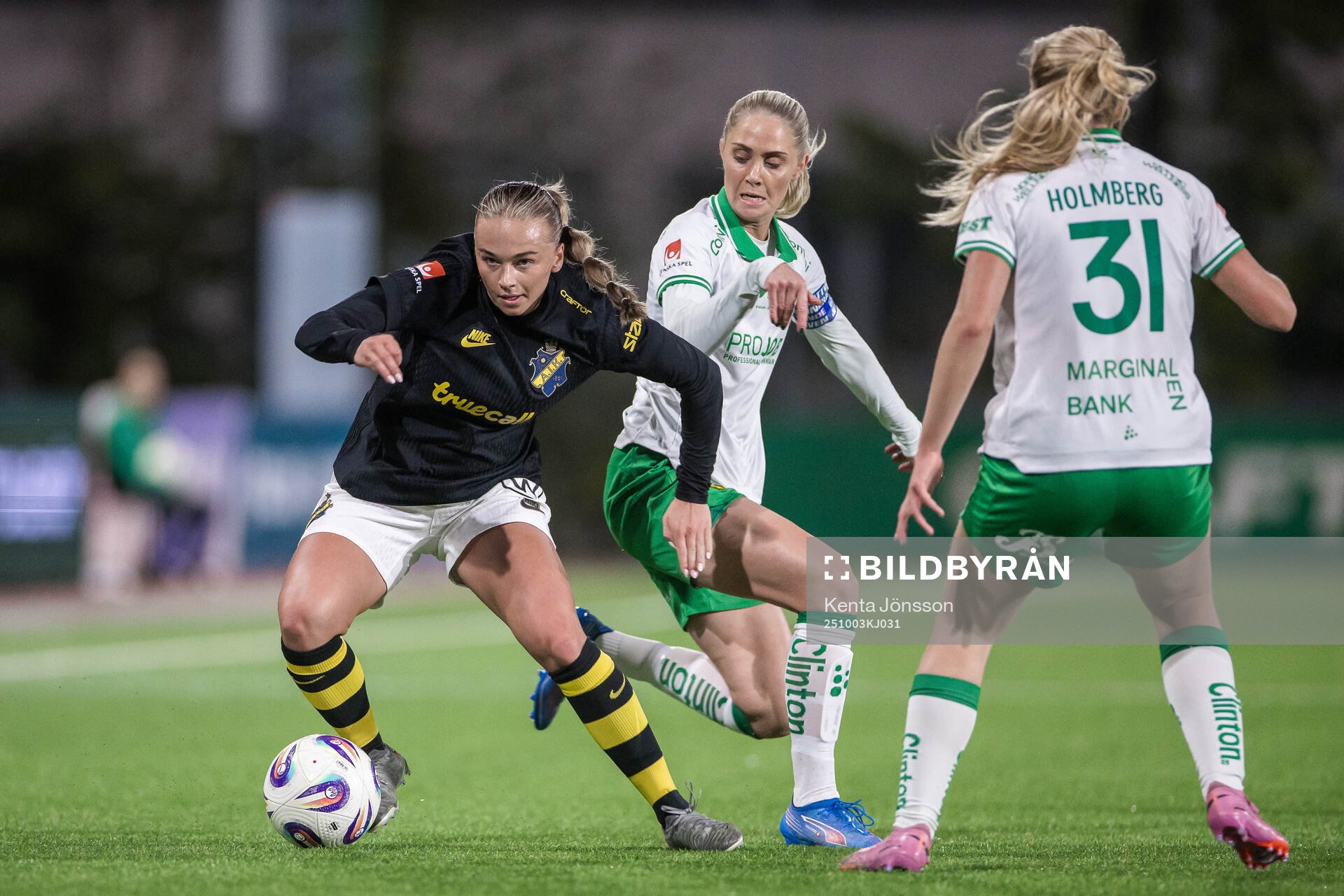 AIKs Villemo Dahlqvist mot Hammarbys Alice Carlsson