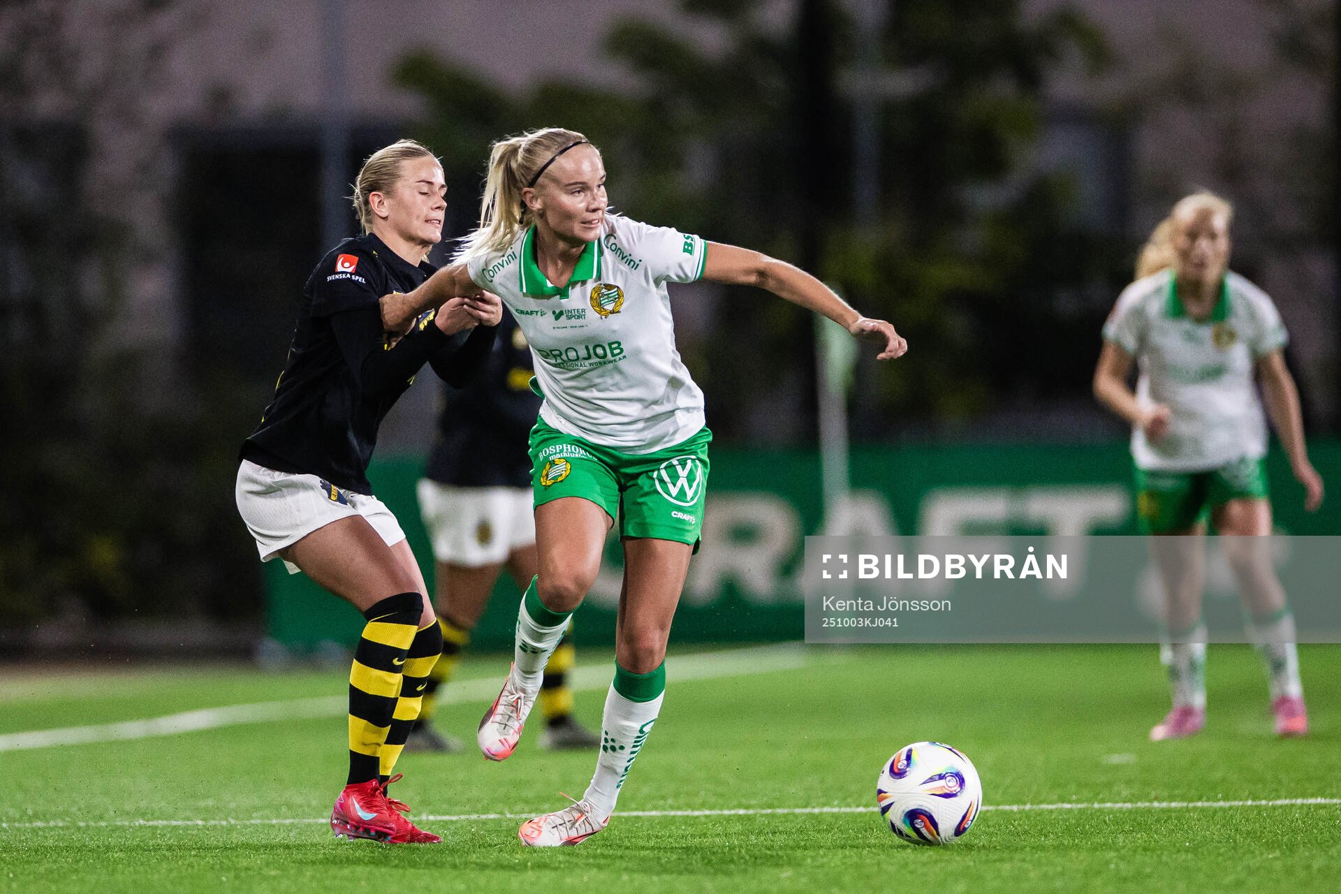 AIKs Olivia Lindstedt och Hammarbys Stina Lennartsson