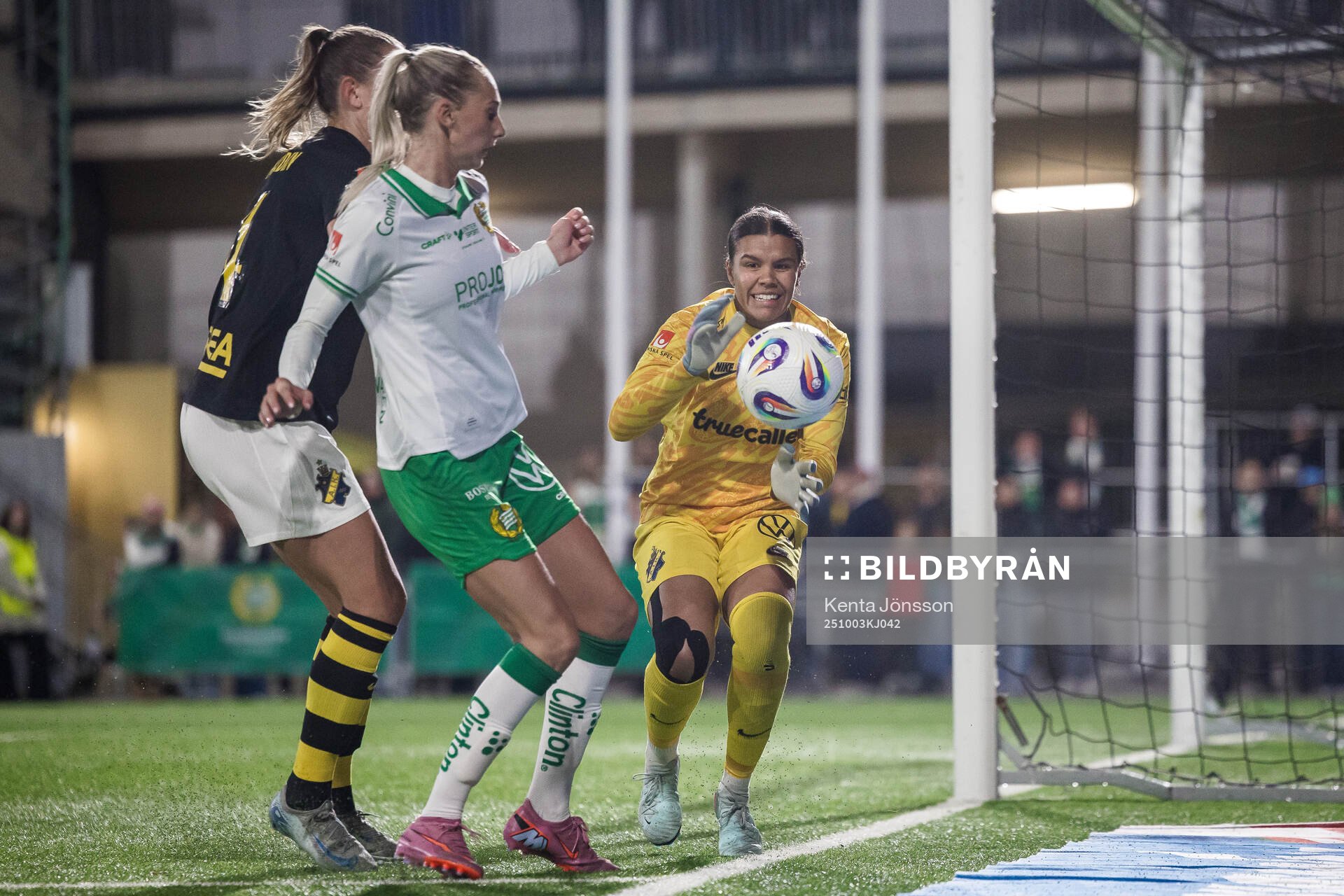 Hammarbys Ellen Wangerheim och AIKs målvakt Jada Leanne
