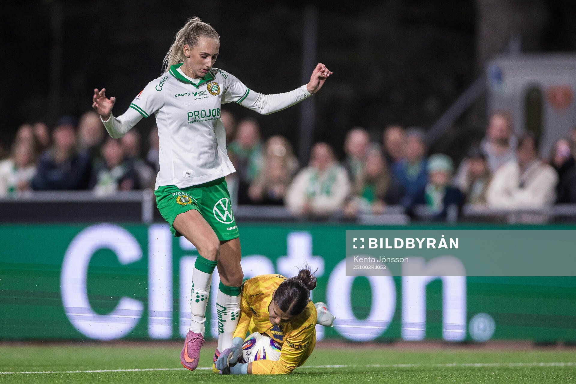Hammarbys Ellen Wangerheim och AIKs målvakt Jada Leanne