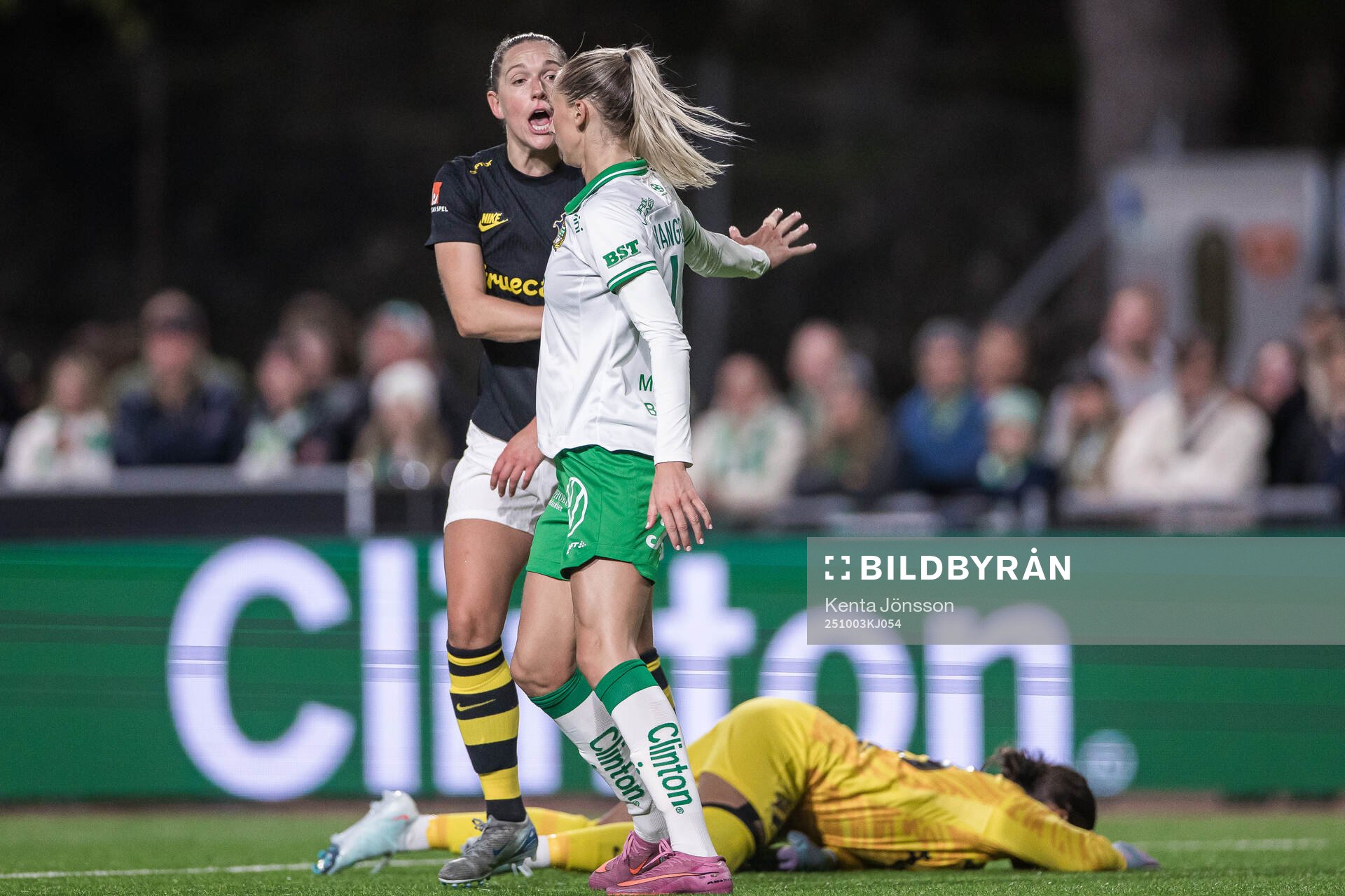 AIKs Jennie Nordin reagerar mot Hammarbys Ellen Wangerheim