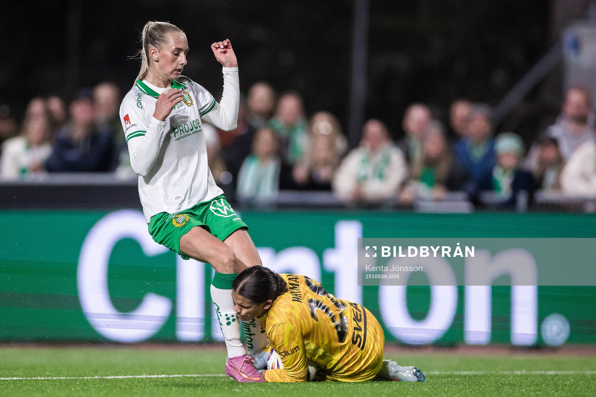 Hammarbys Ellen Wangerheim krockar med AIKs målvakt Jada
