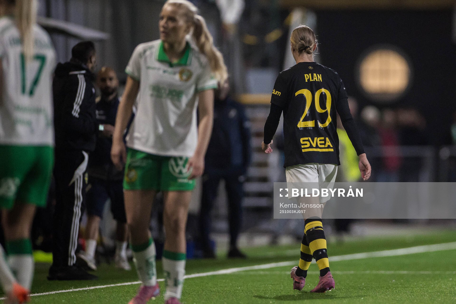 AIKs Matilda Plan tilldelas rött kort och lämnar planen
