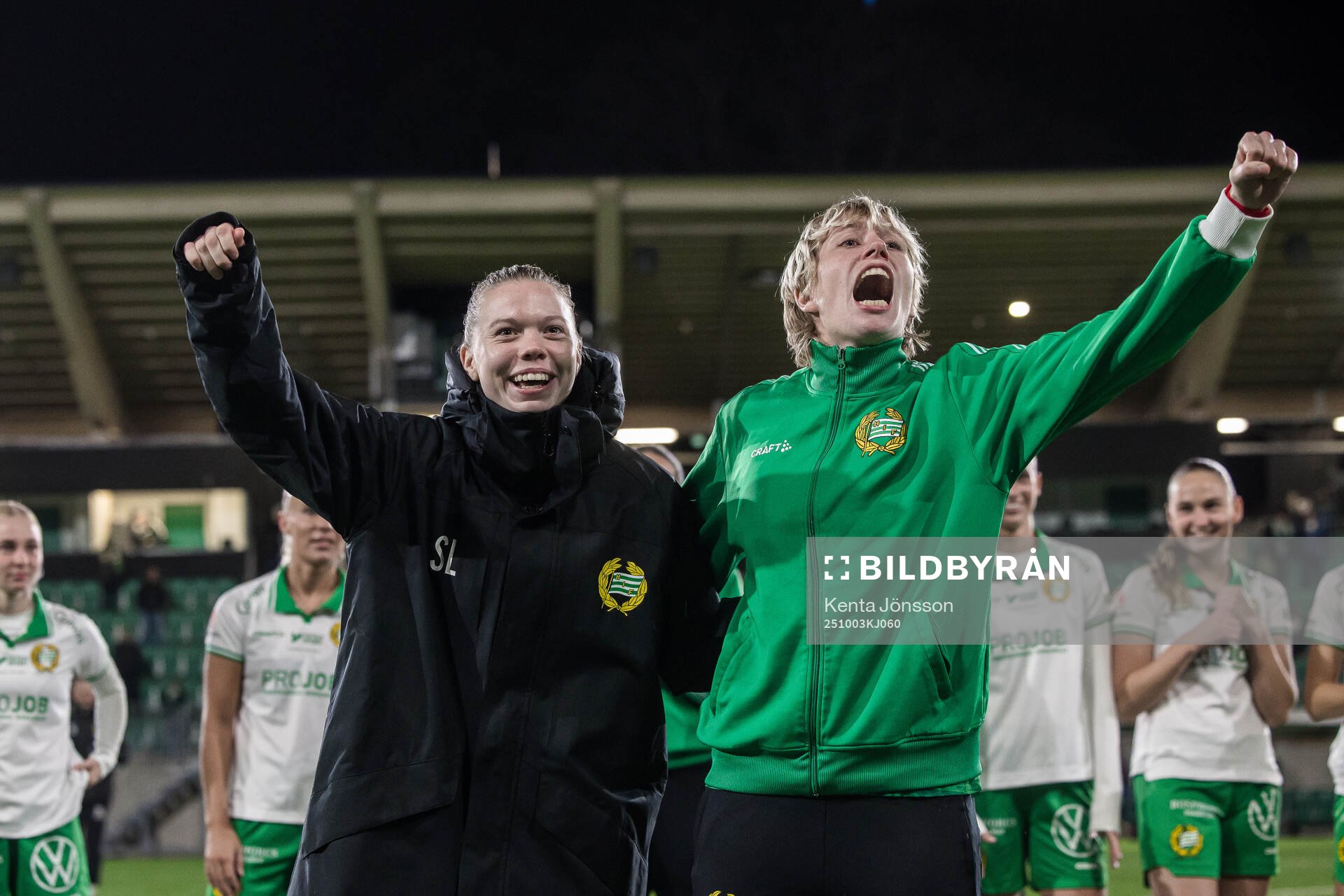 Hammarbys Bea Sprung och målvakt Moa Edrud jublar