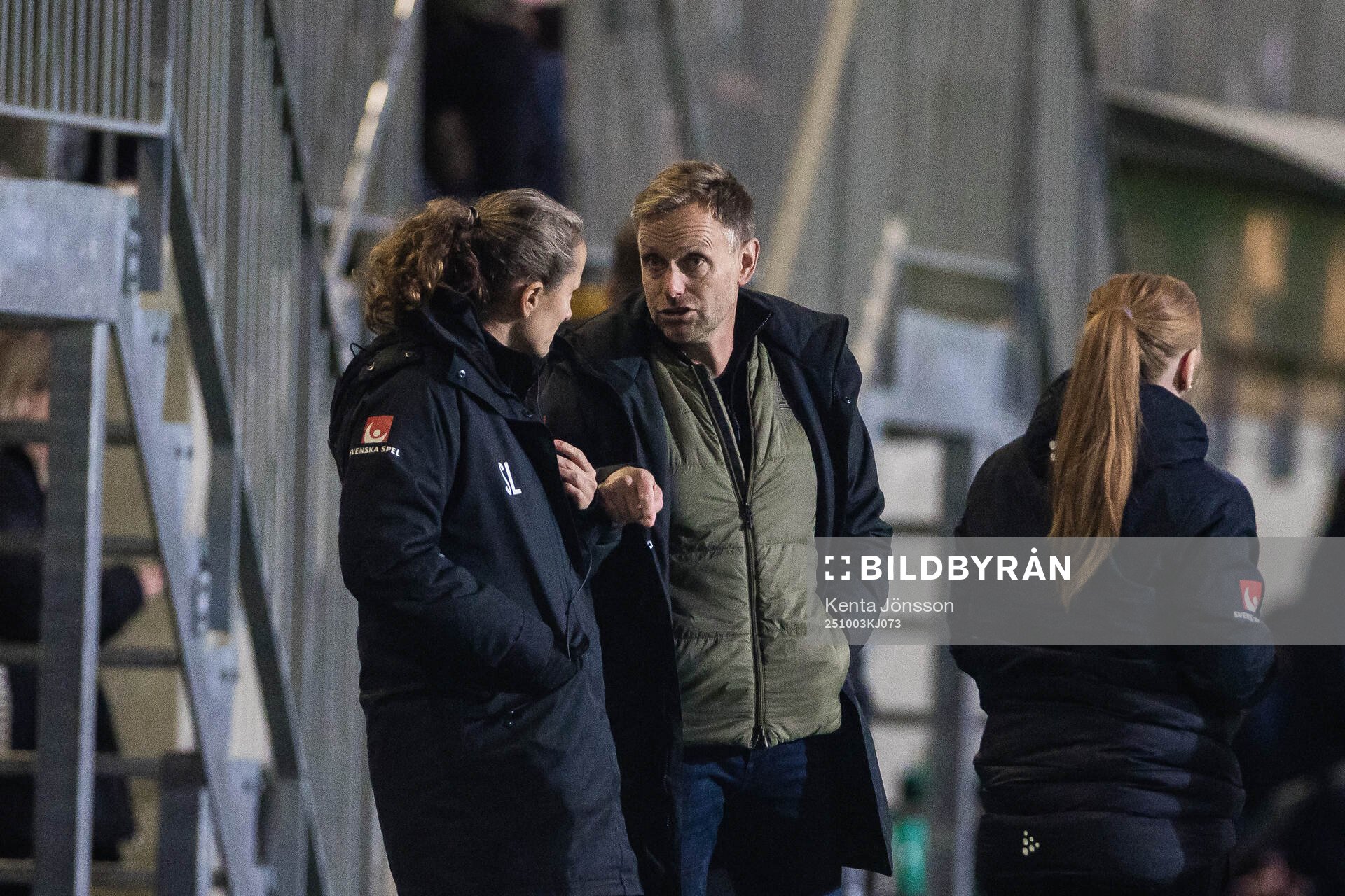 Hammarbys tränare Martin Sjögren i samtal med