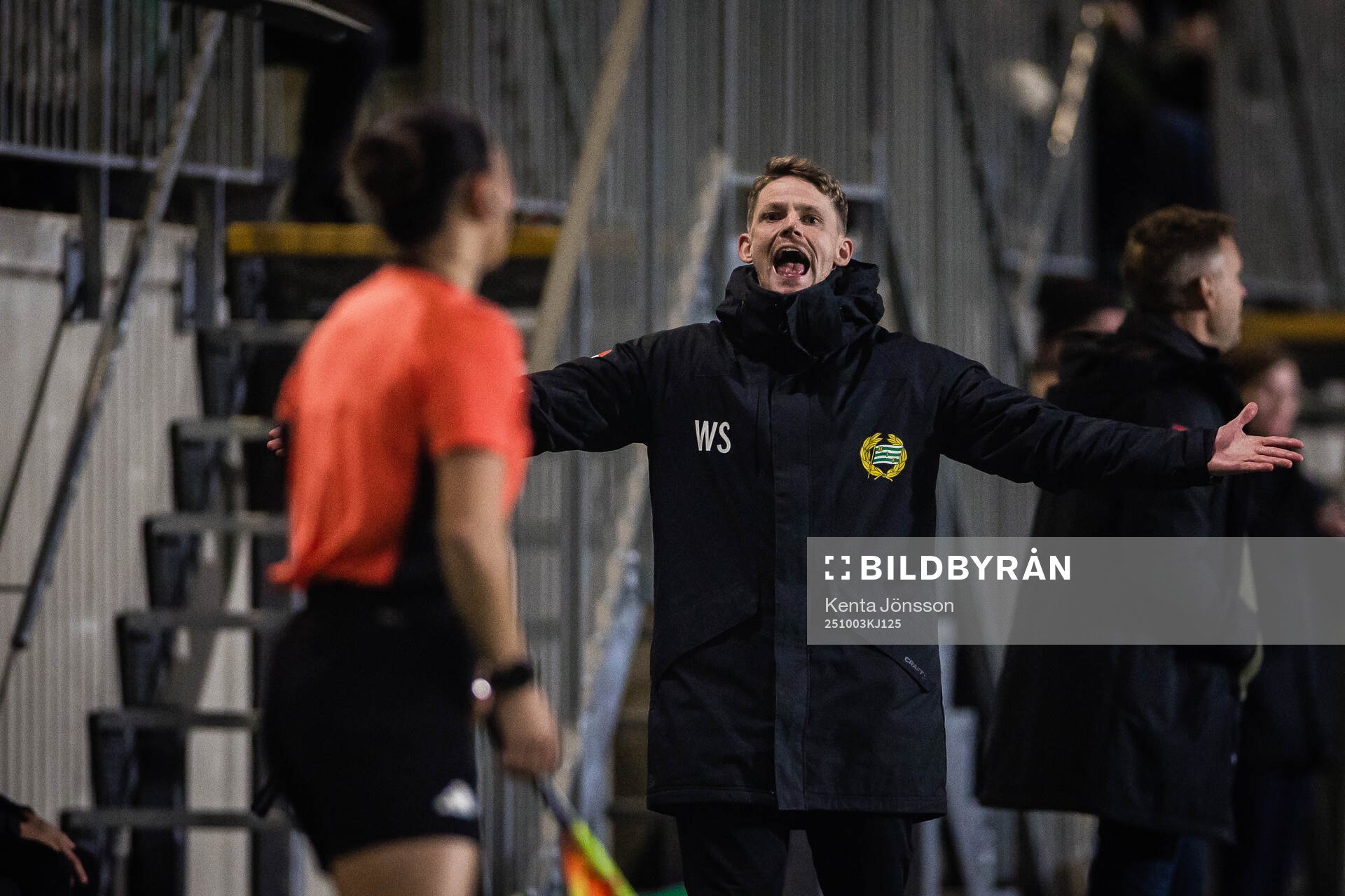 Hammarbys assisterande tränare William Strömberg reagerar