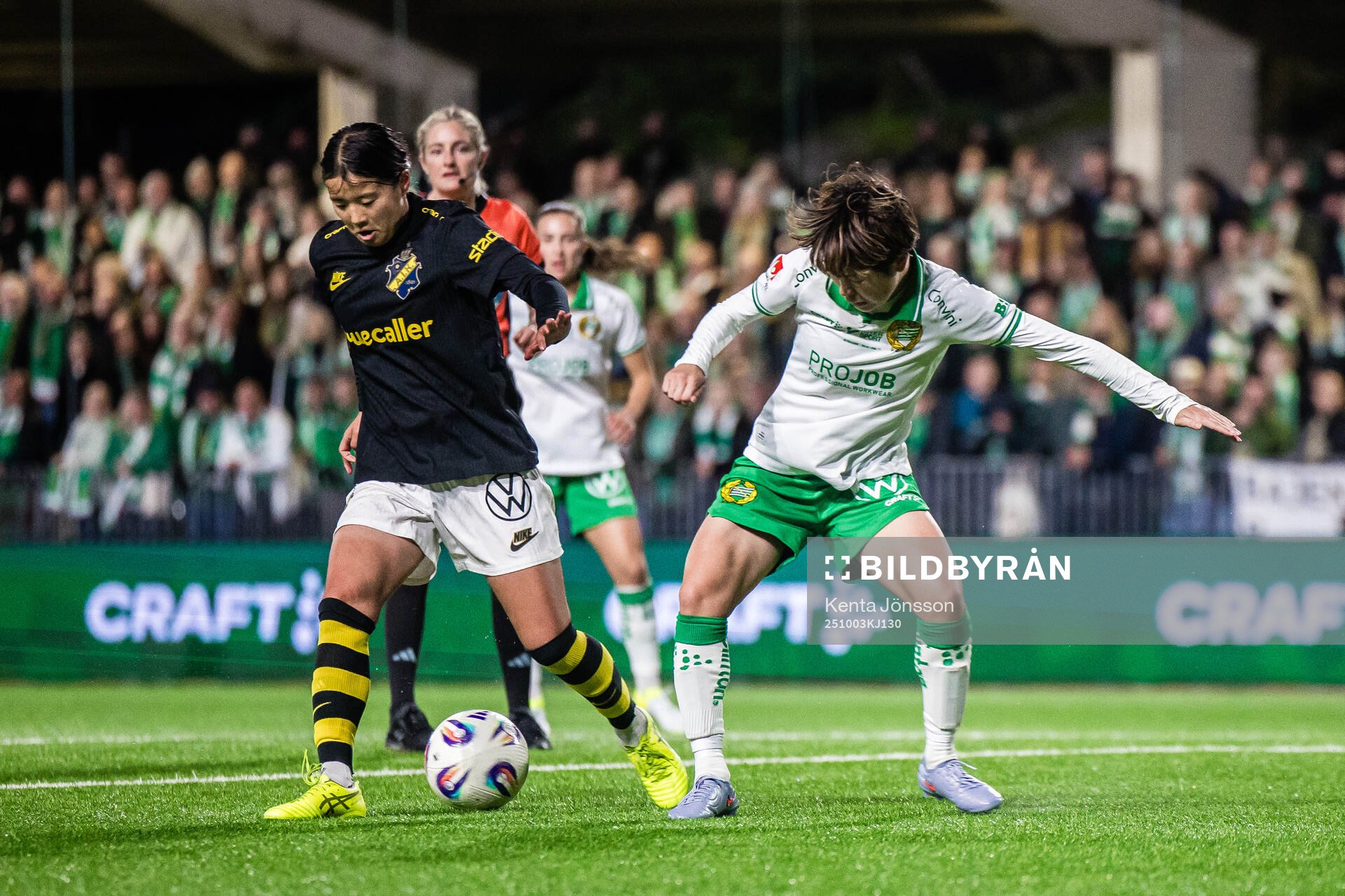 AIKs Haruna Tabata och Hammarbys Asato Miyagawa