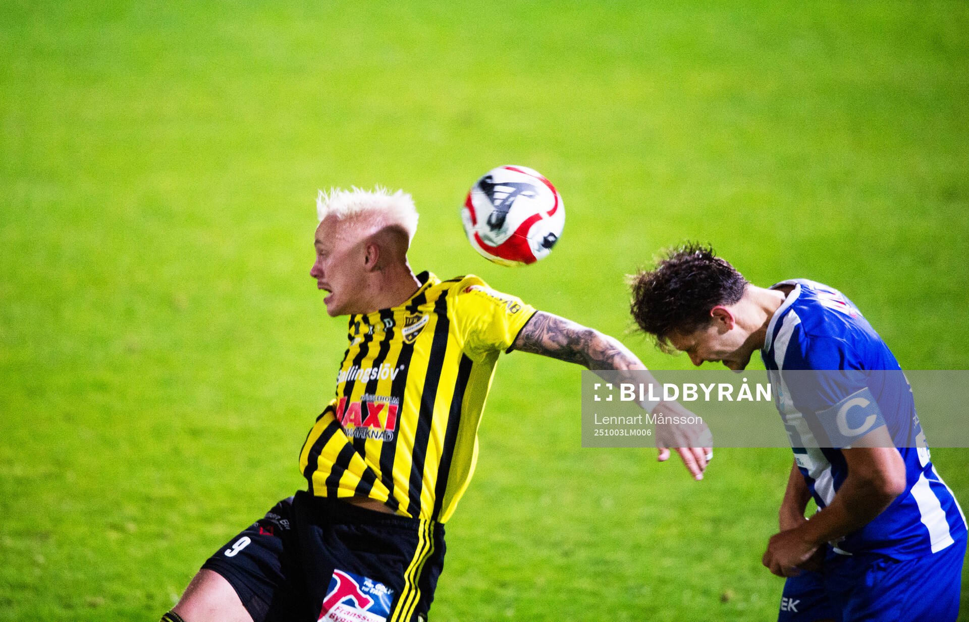 IFK Hässleholms Alexander Sjöström nickduellerar i