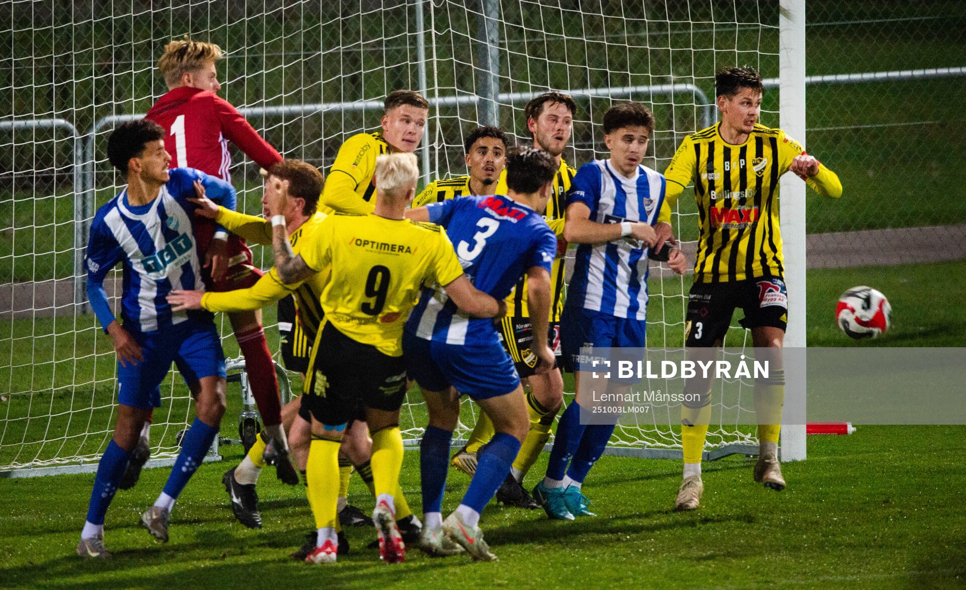 Klungspel vid hörna i matchen i division 2 mellan IFK