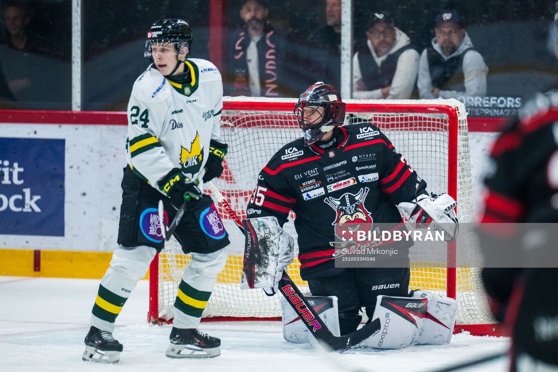 Östersunds Lukas Sagranden och Nybros målvakt Alexander