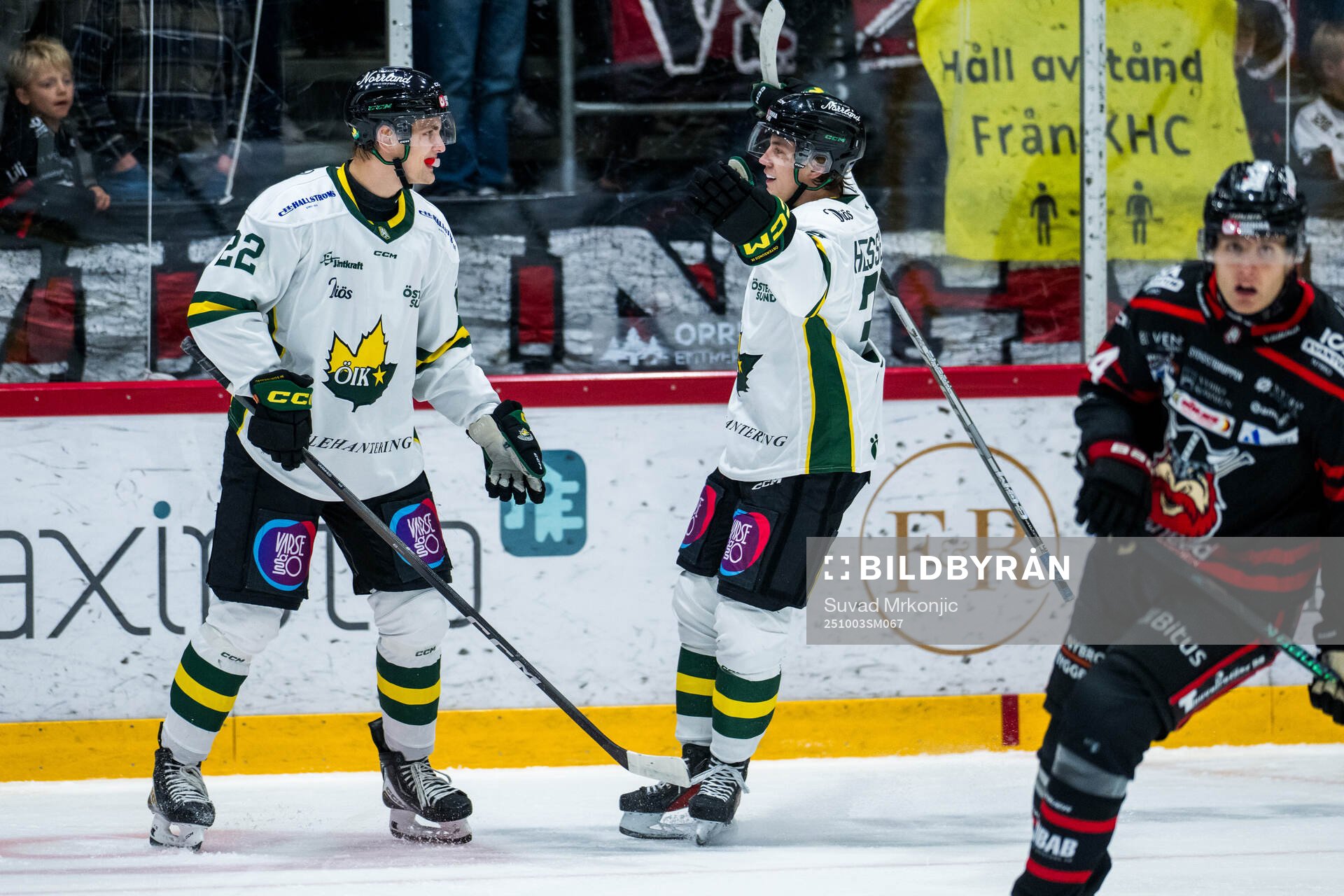 Östersunds Dennis Värmhed och Filip Hesselvall jublar