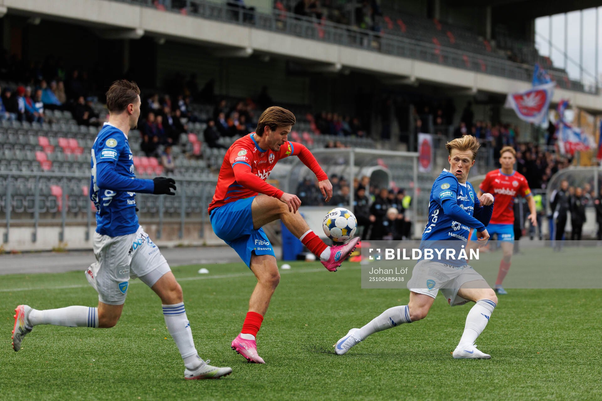 Helsingborgs Wilhelm Loeper i en kamp mot Umeå FCs Tim