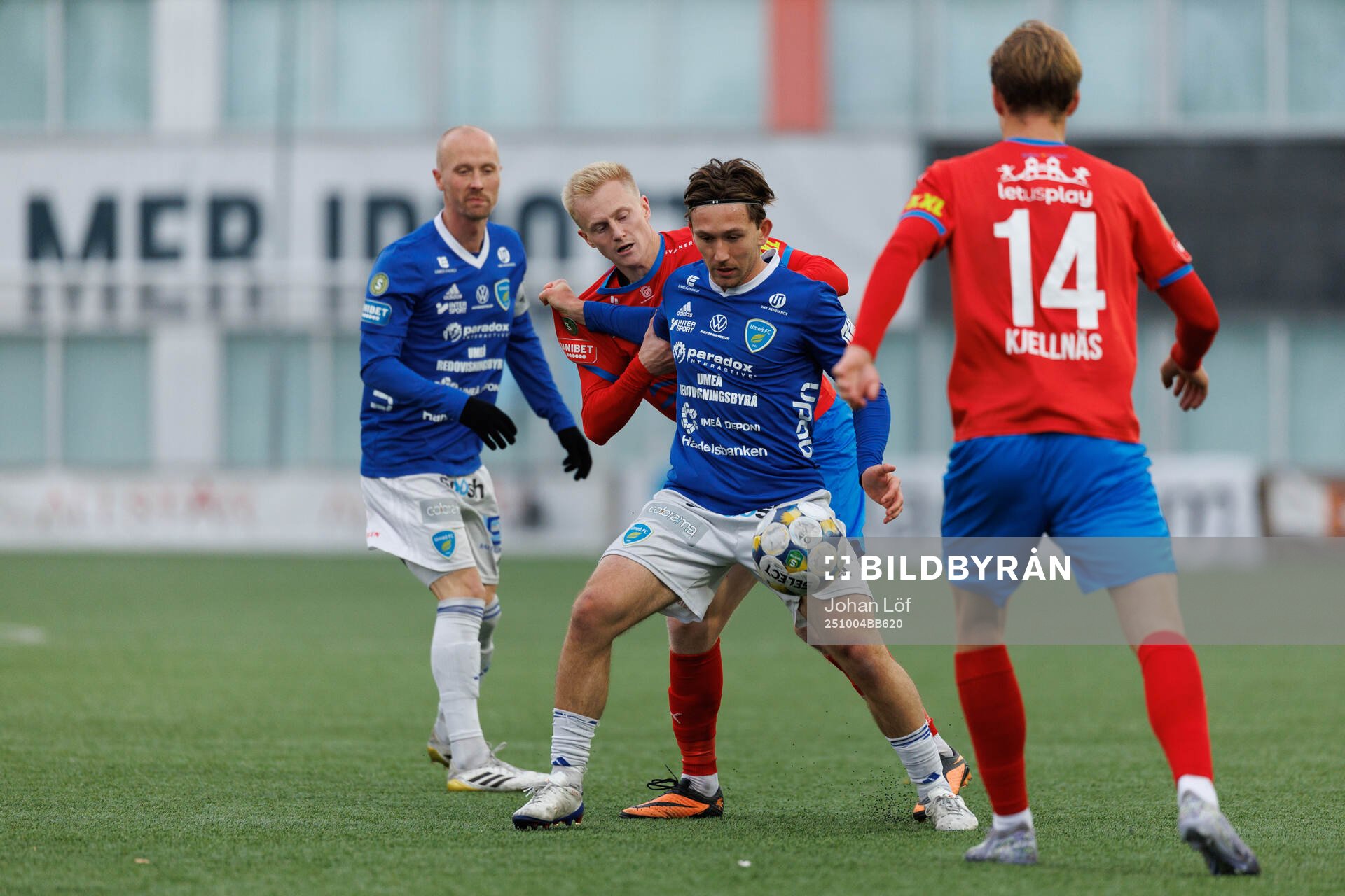 Umeå FCs Daniel Persson och Helsingborgs Oscar Aga