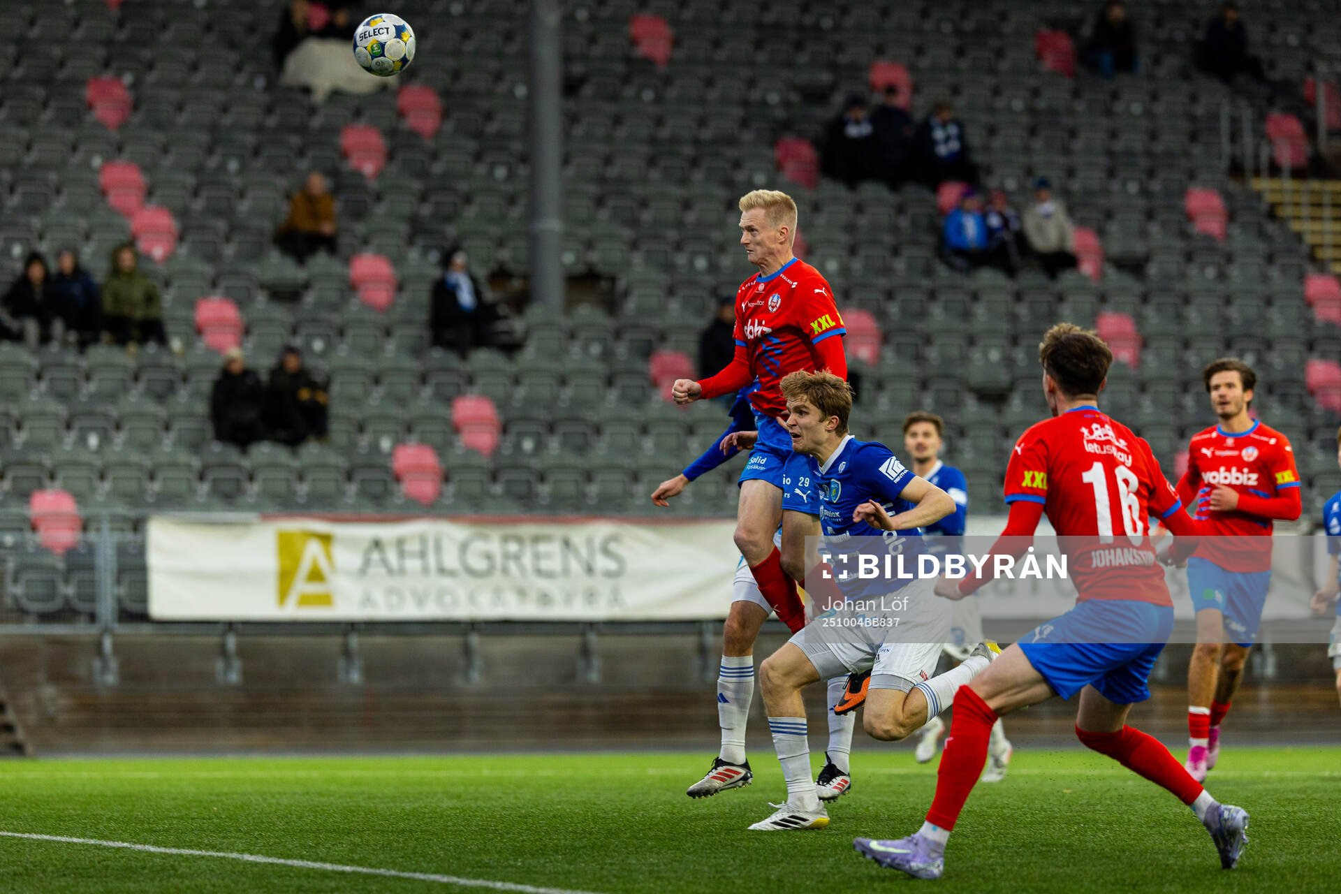 Helsingborgs Oscar Aga nickar bollen