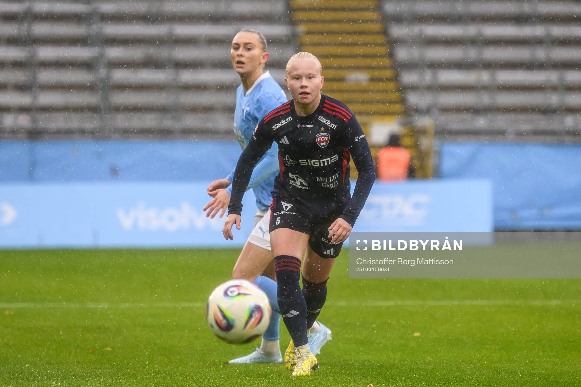 Malmö FFs Beatrice Persson och Rosengårds Anni Hartikainen