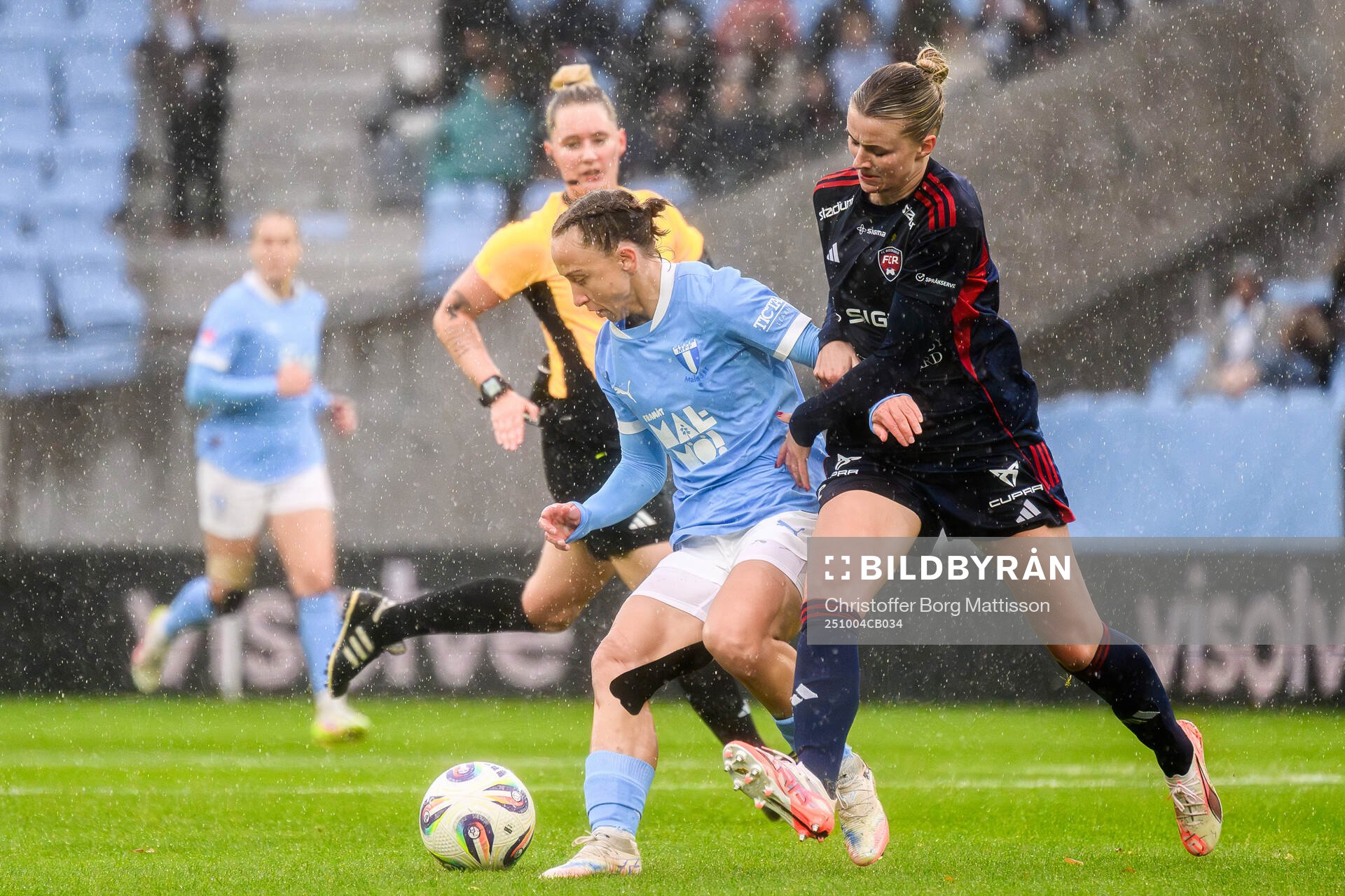 Malmö FFs Miljana Ivanovic och Rosengårds Thea Sørbo