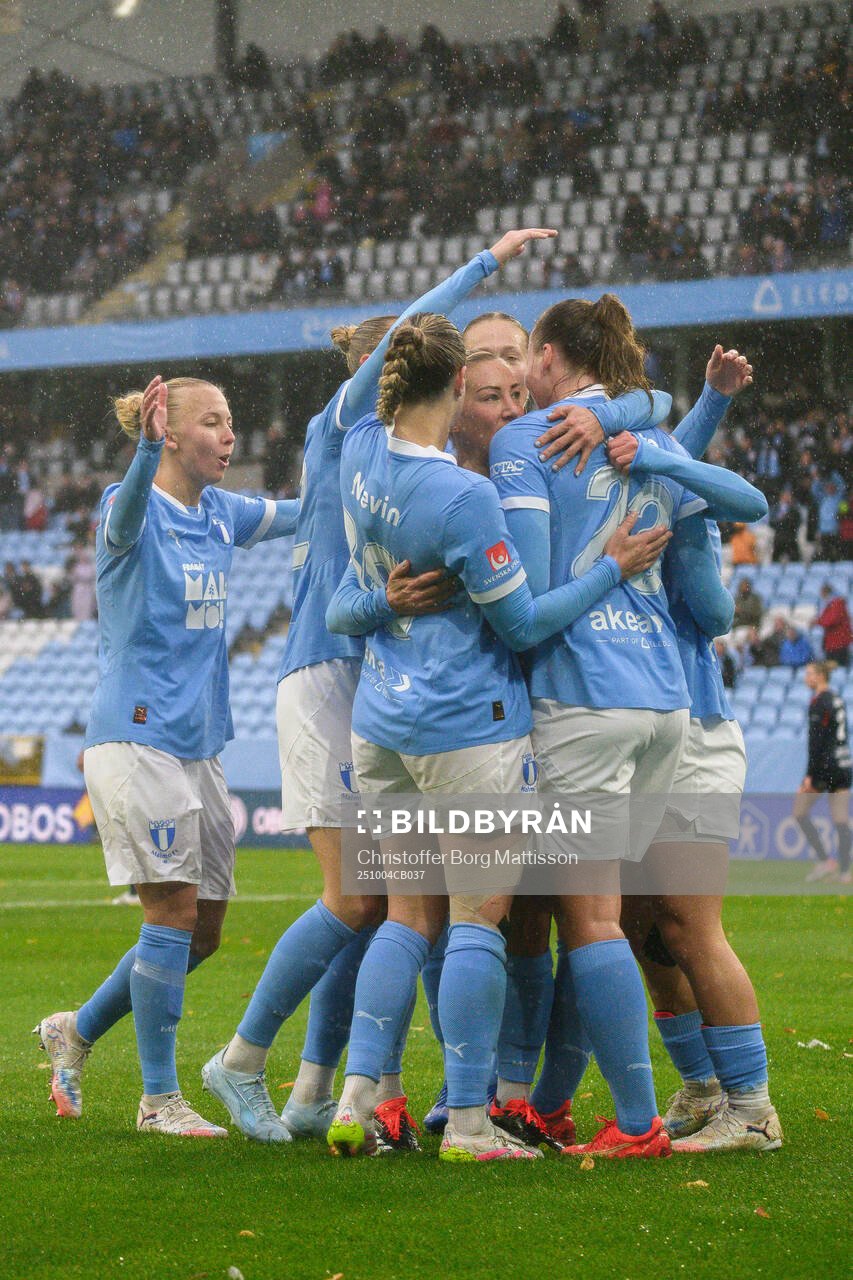 Malmö FFs spelare jublar med Mia Persson