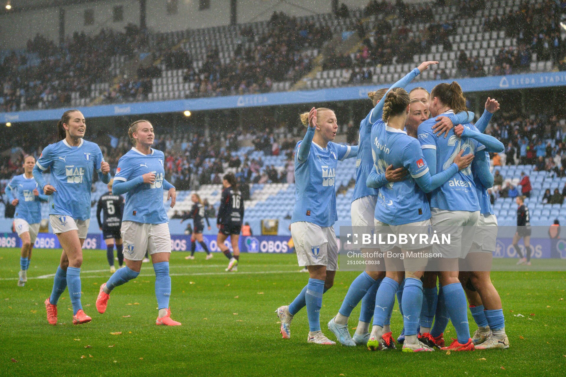 Malmö FFs spelare jublar med Mia Persson