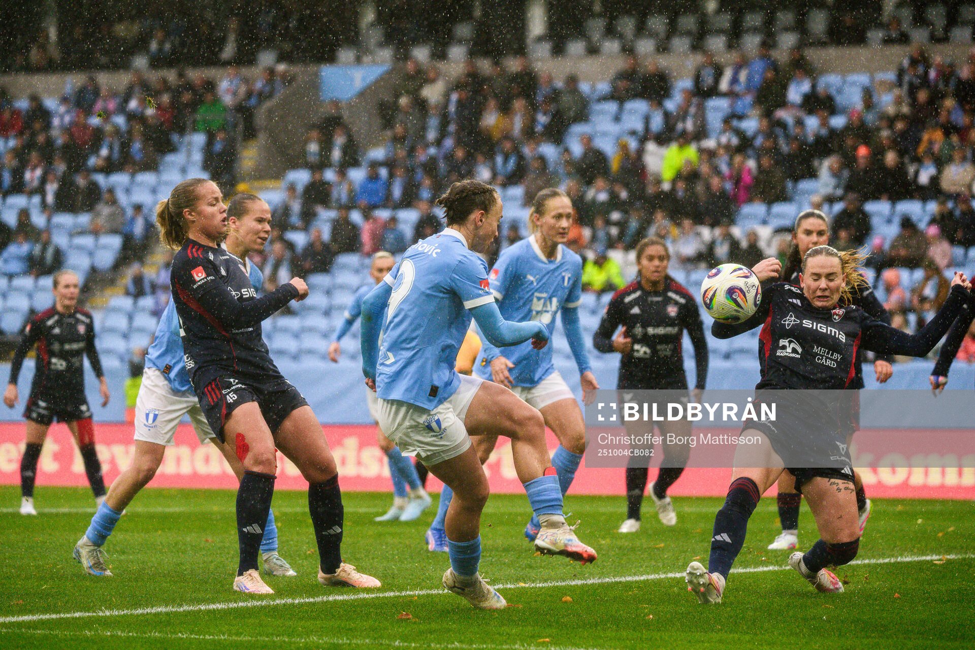 Malmö FFs Miljana Ivanovic och Rosengårds Emma Jansson