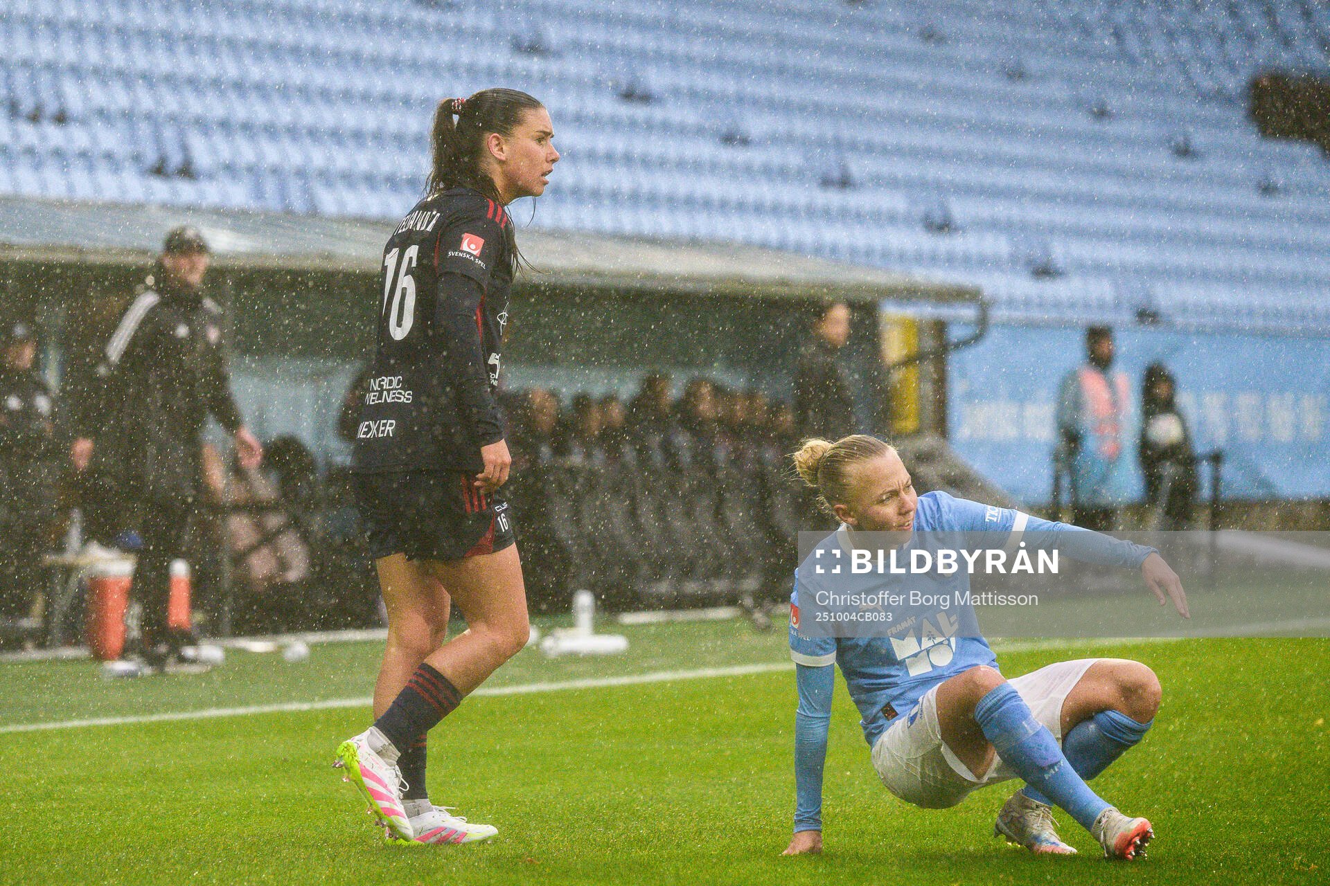 Rosengårds Emilia Pelgander och Malmö FFs Nathalie Hoff