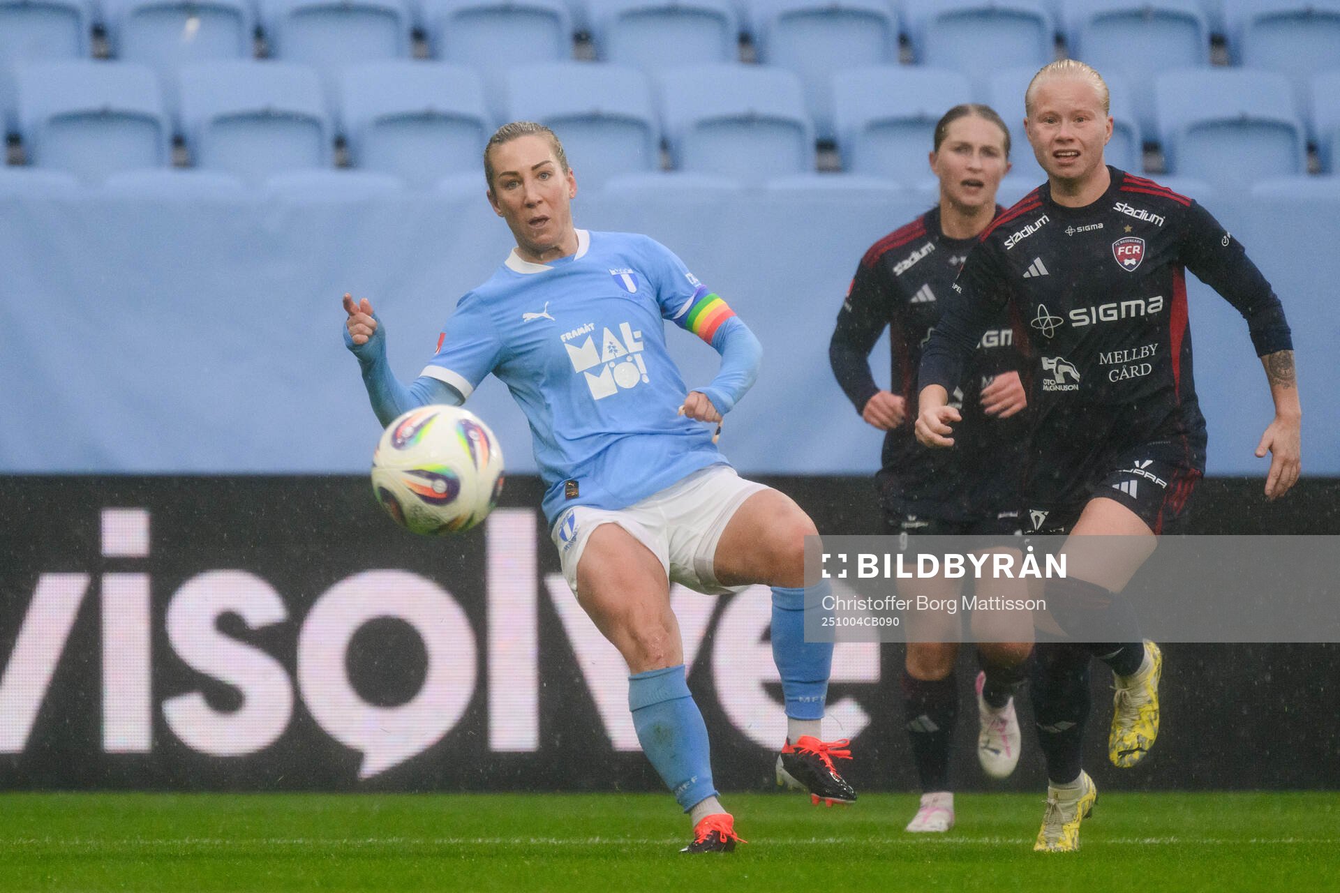 Malmö FFs Mia Persson och Rosengårds Anni Hartikainen