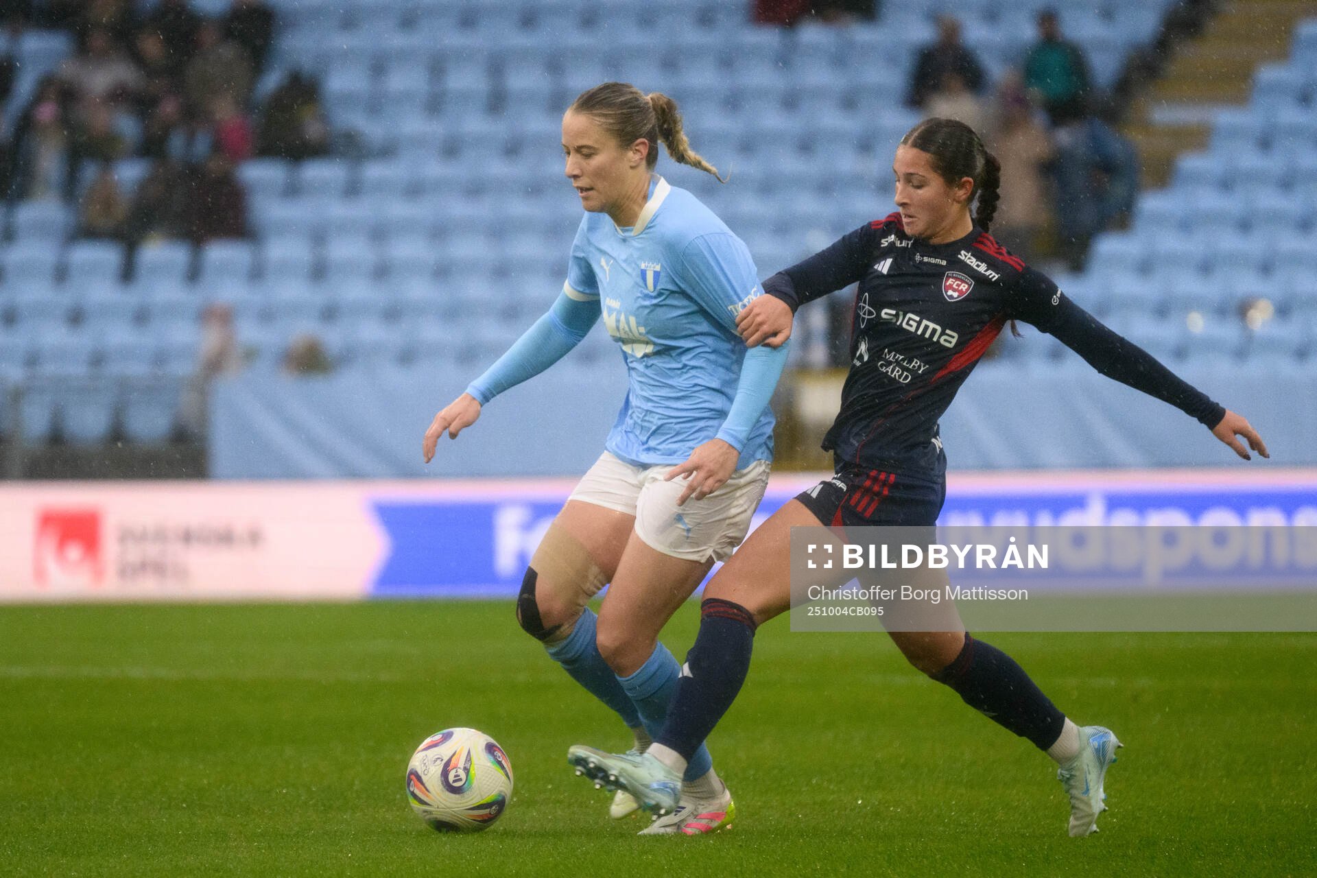 Malmö FFs Courtney Nevin och Rosengårds Filippa Sjöström