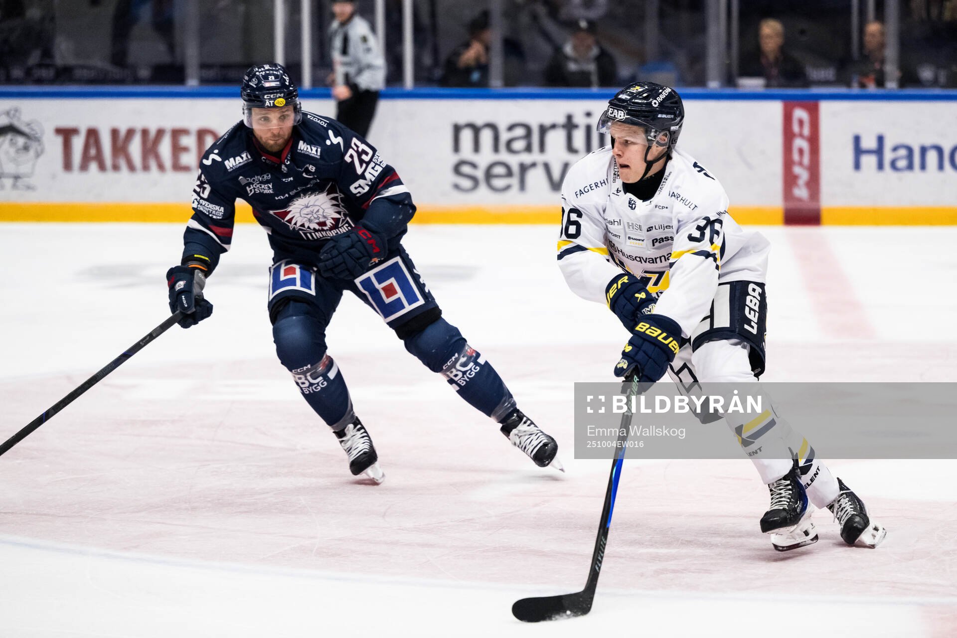 Linköpings Robin Kovacs och HV71s Martin Johnsen