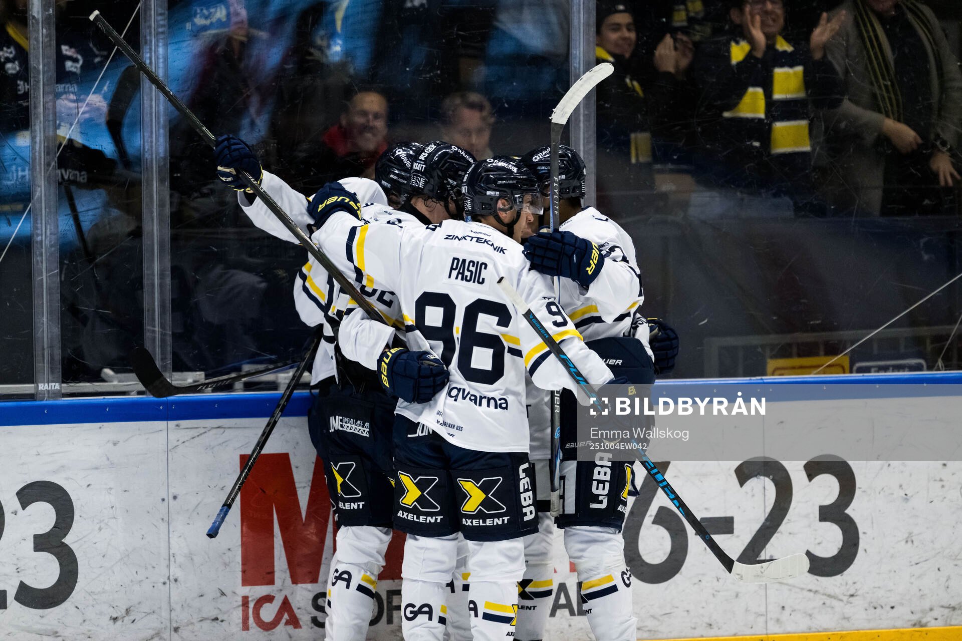 HV71s Lucas Lagerberg jublar med lagkamrater