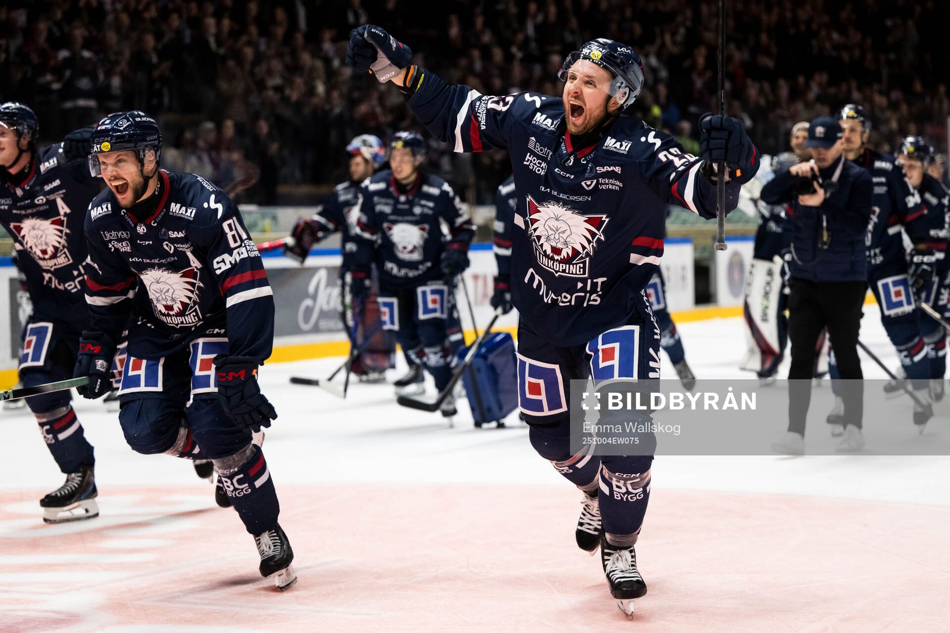Linköpings Theodor Lennström och Robin Kovacs jublar