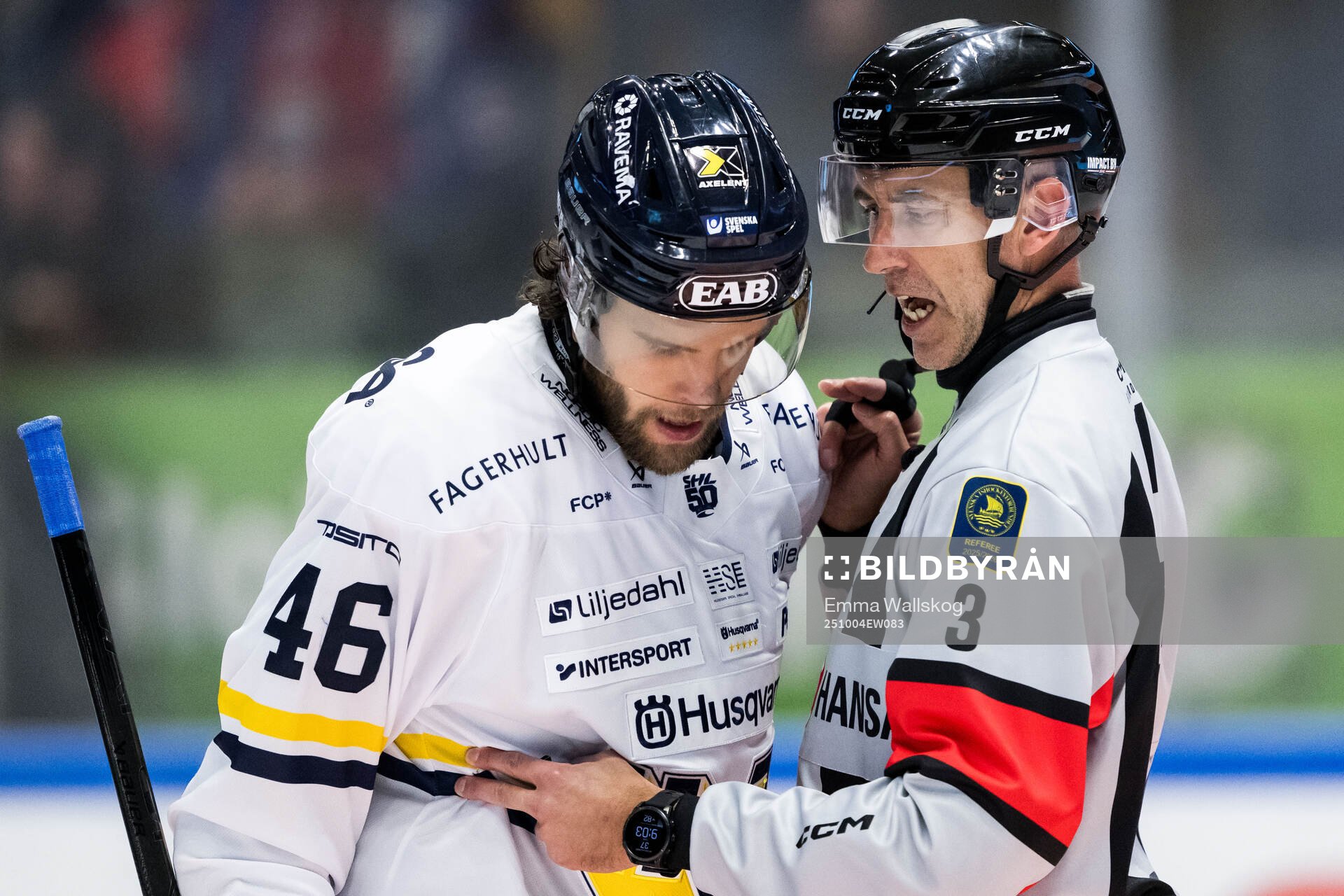 HV71s Joona Luoto i samtal med domare Linus Öhlund