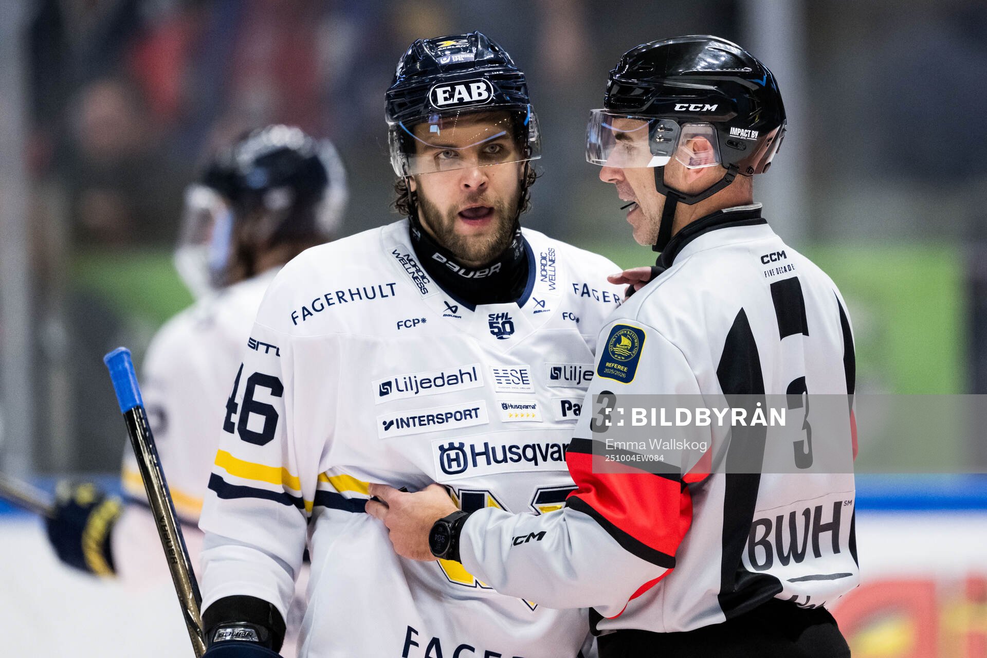 HV71s Joona Luoto i samtal med domare Linus Öhlund