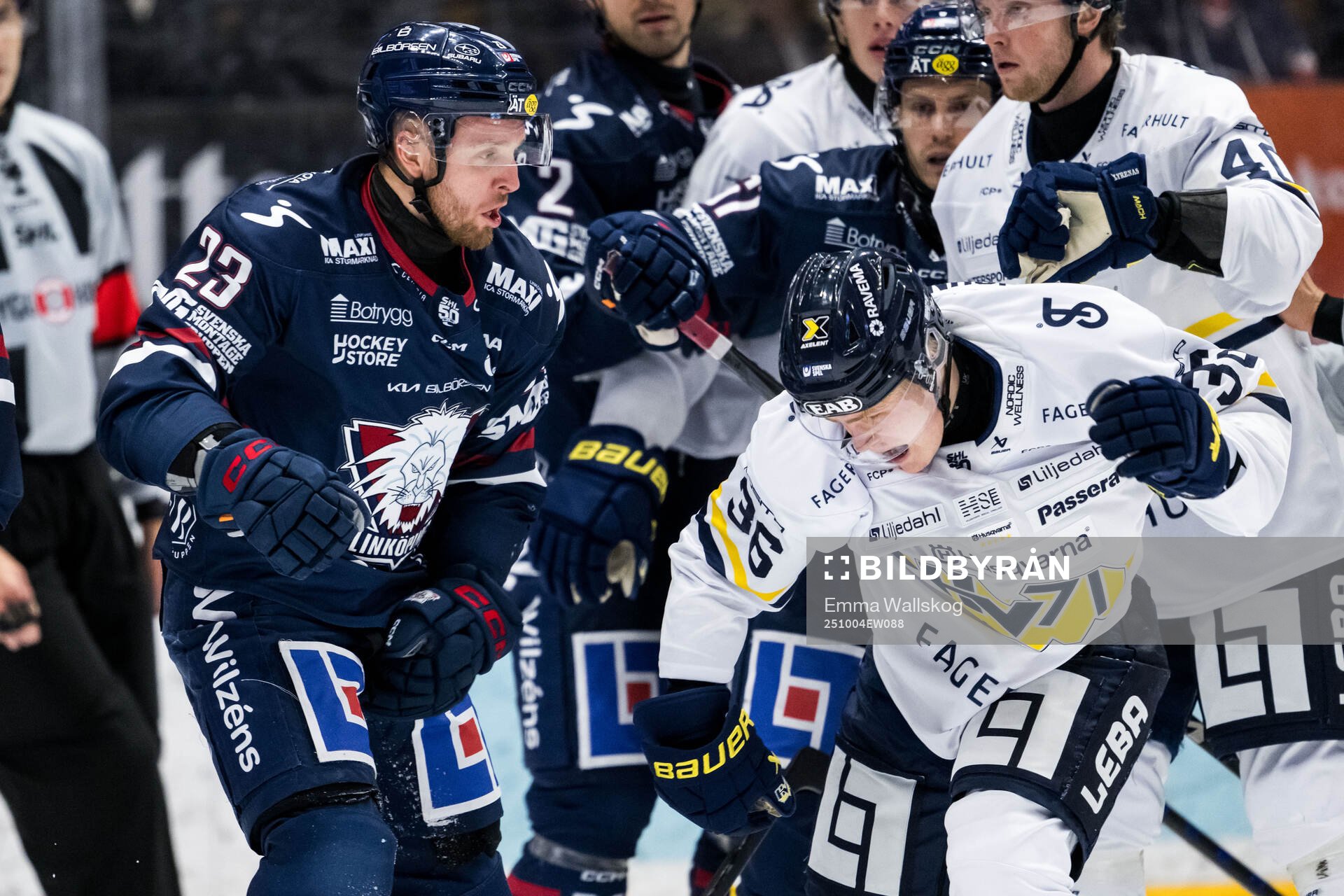 Linköpings Robin Kovacs och HV71s Martin Johnsen