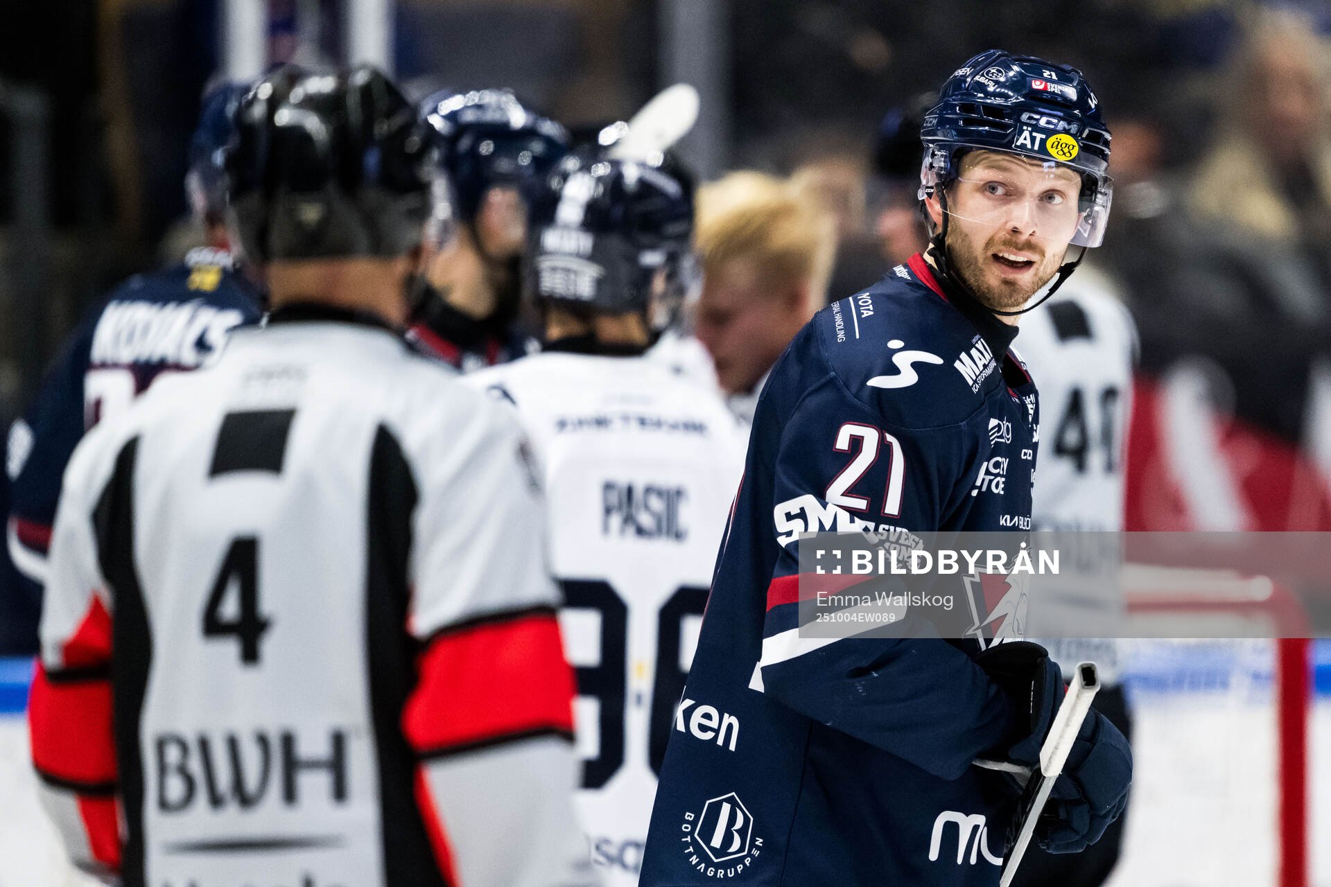 Linköpings Christoffer Ehn reagerar mot domare Marcus Linde