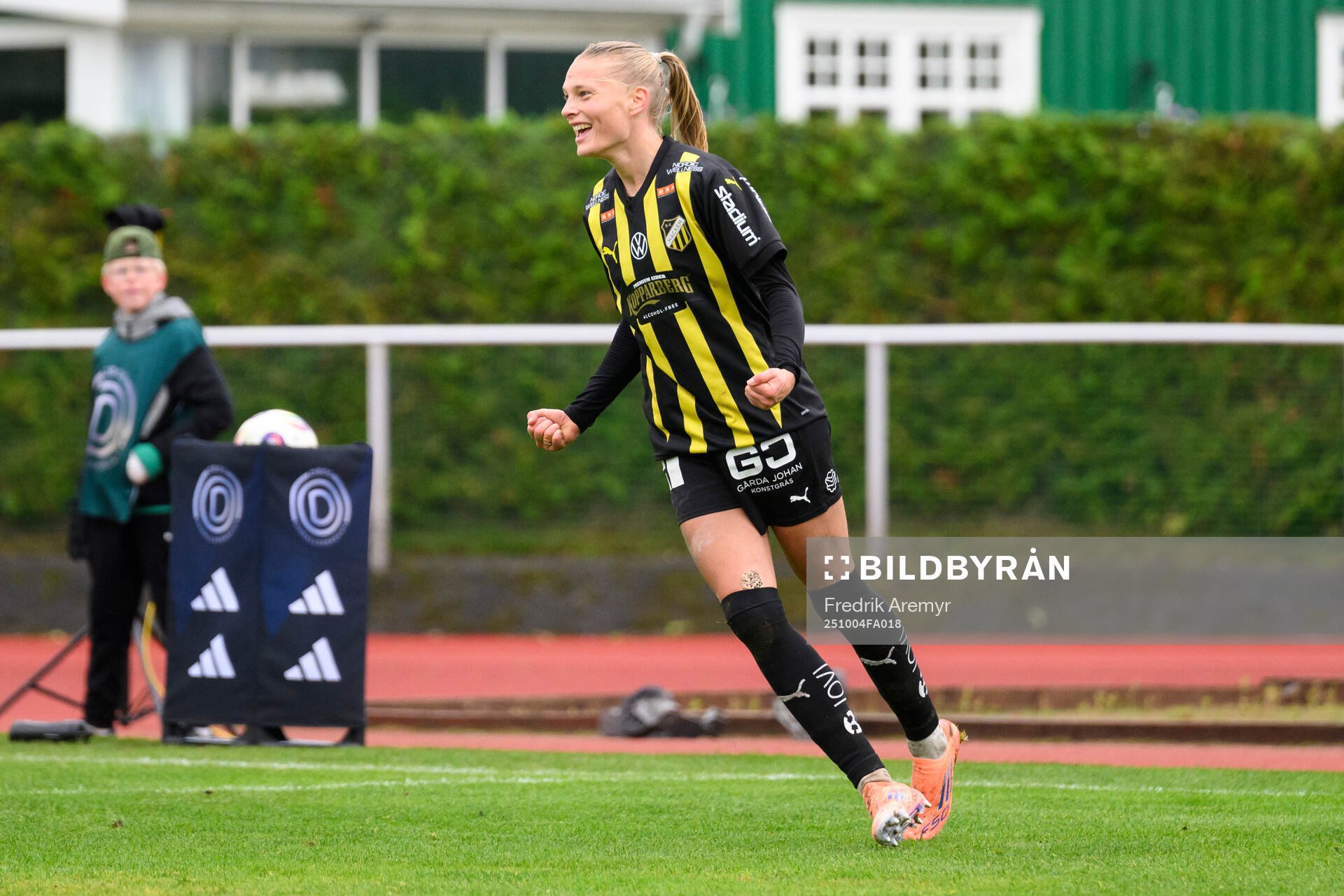 Häckens målskytt Stine Sandbech jublar