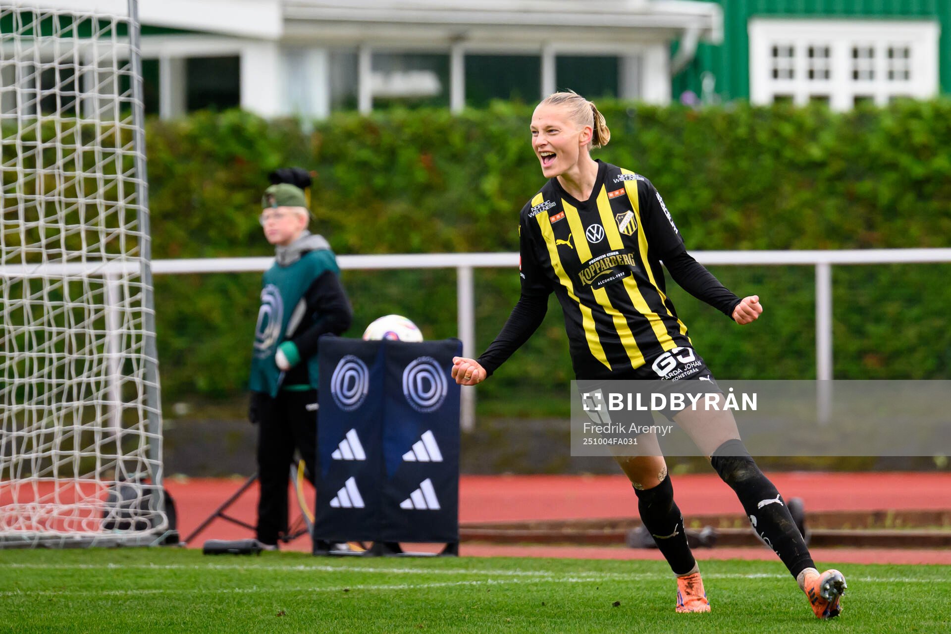 Häckens Stine Sandbech jublar