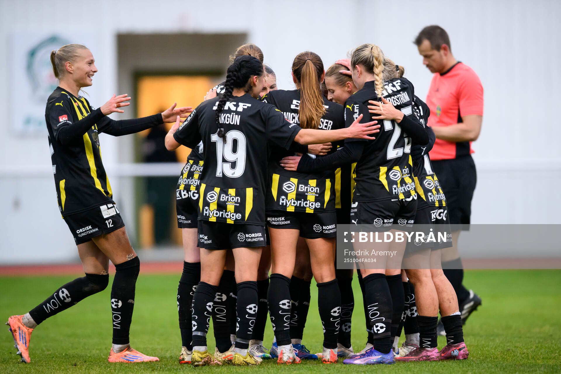 Häckens spelare jublar