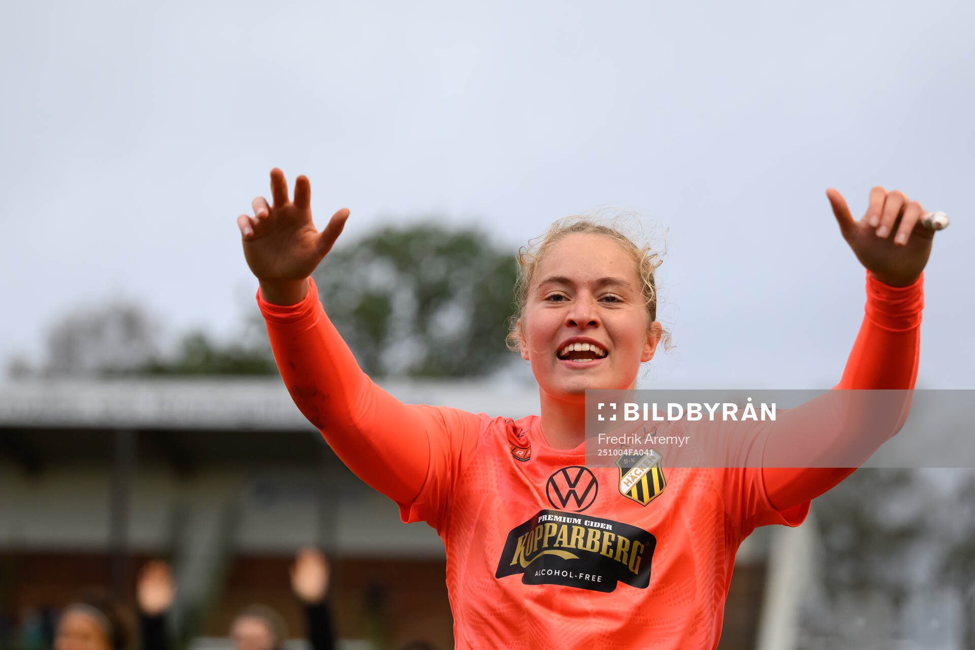 Häckens målvakt Fanney Birkisdottir jublar