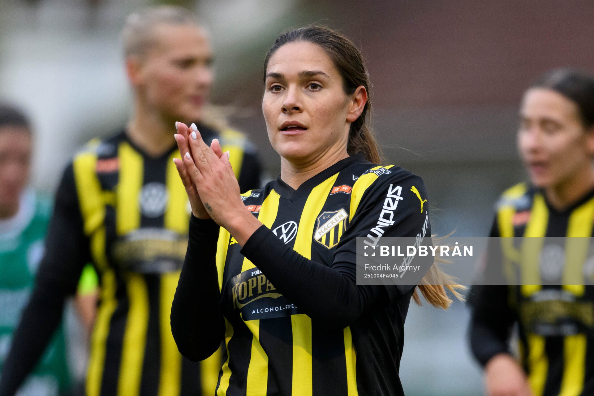 Häckens Tabby Tindell jublar
