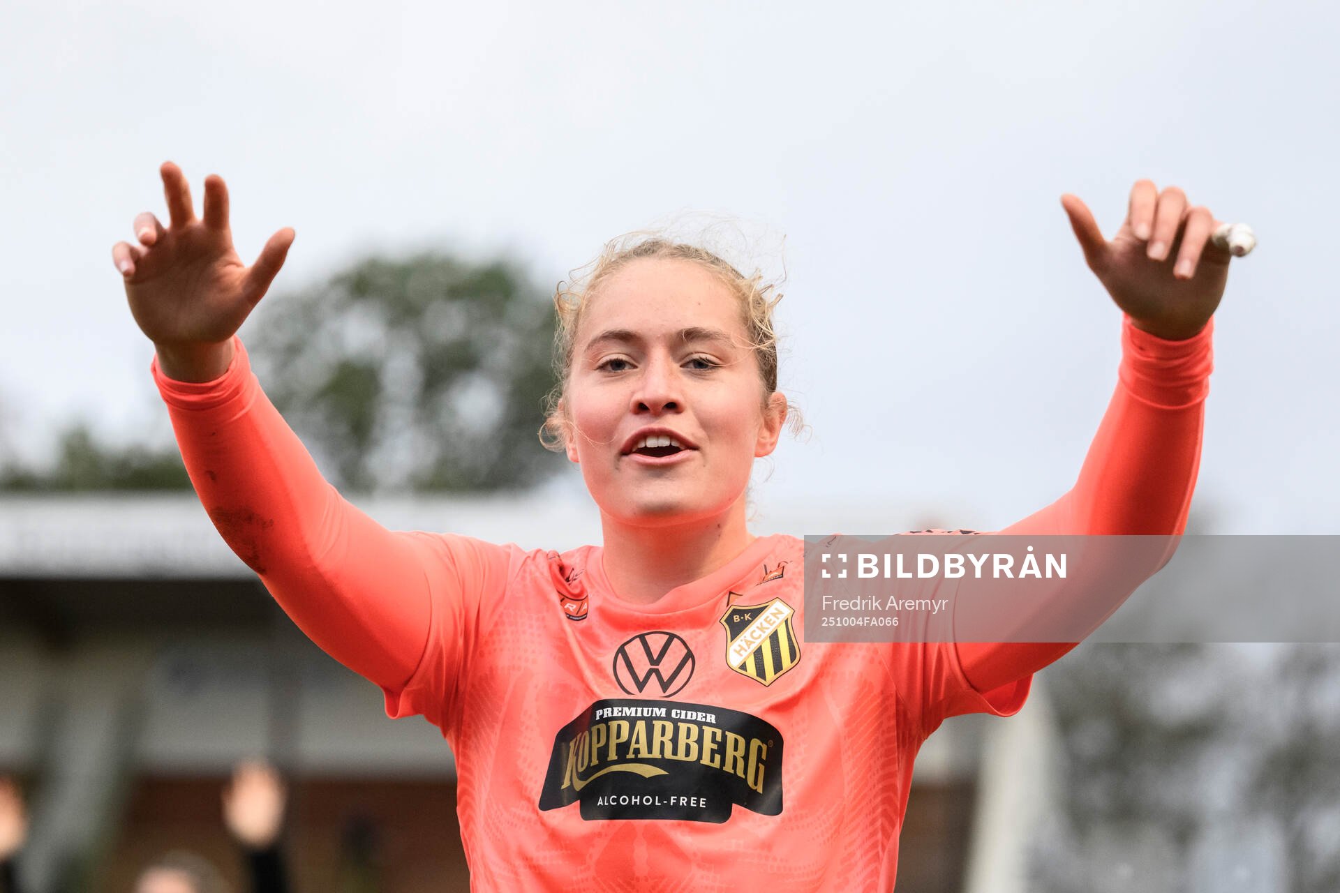 Häckens målvakt Fanney Birkisdottir jublar
