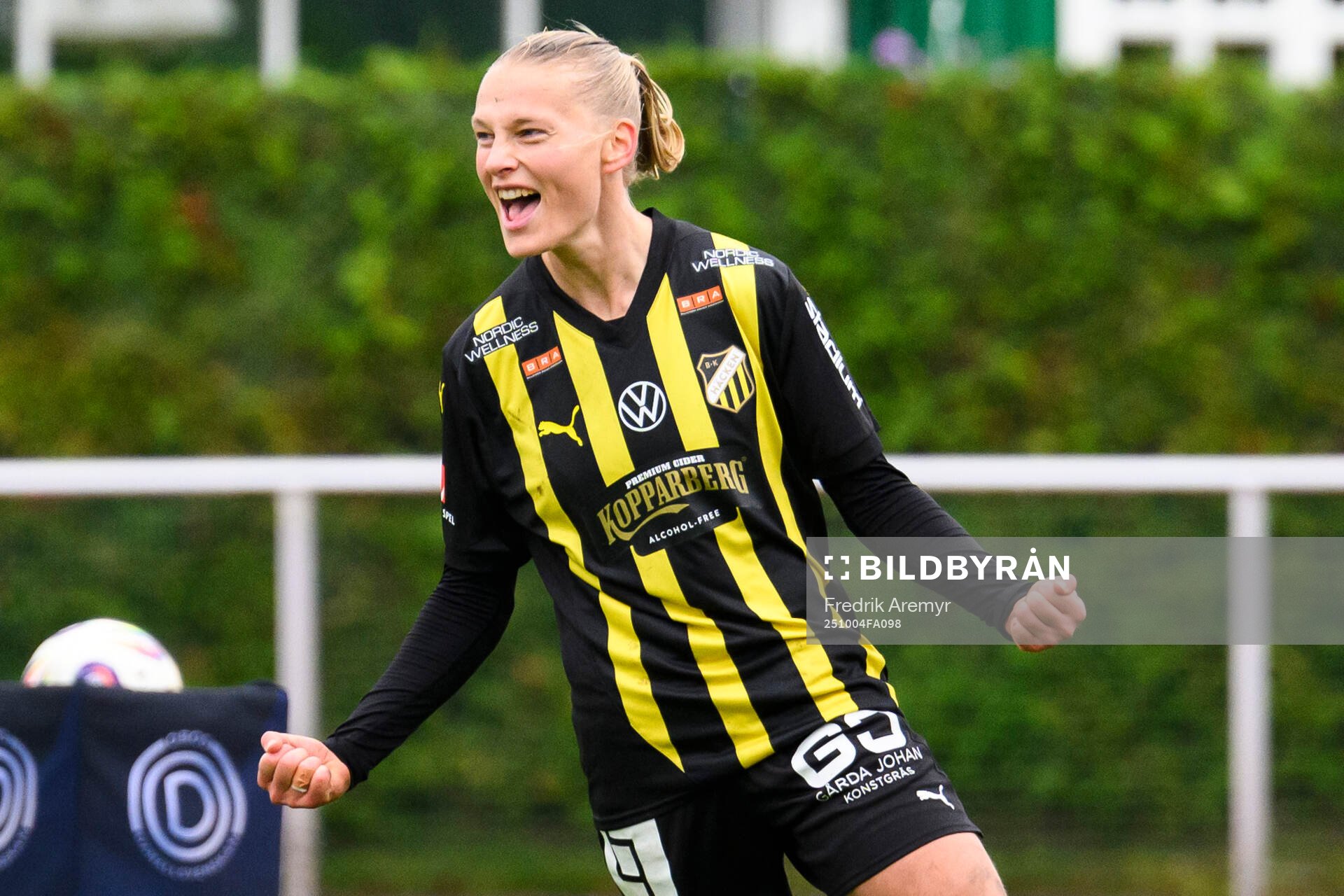 Häckens målskytt Stine Sandbech jublar