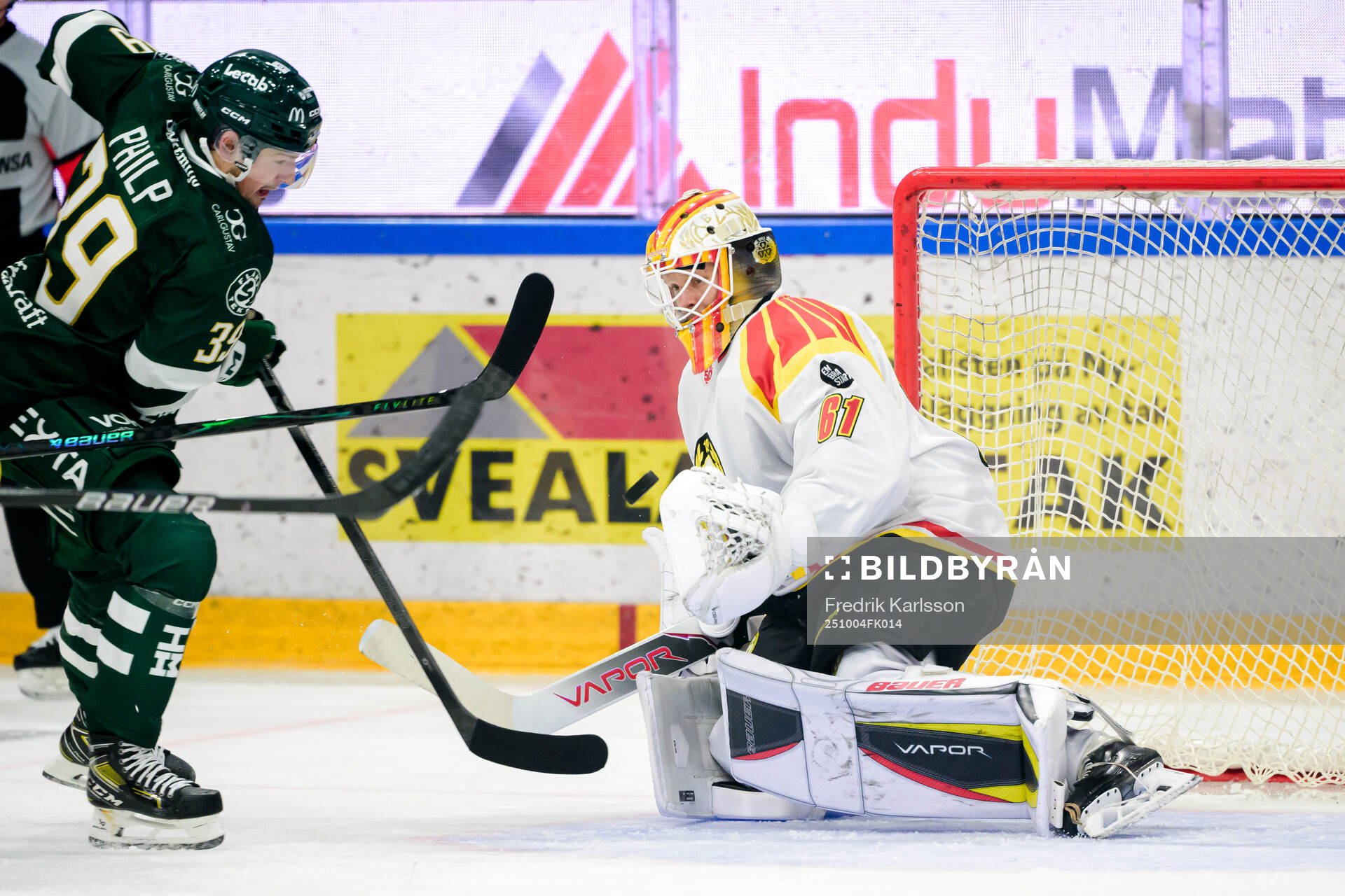 Färjestads Luke Philp och Brynäs målvakt Collin Delia