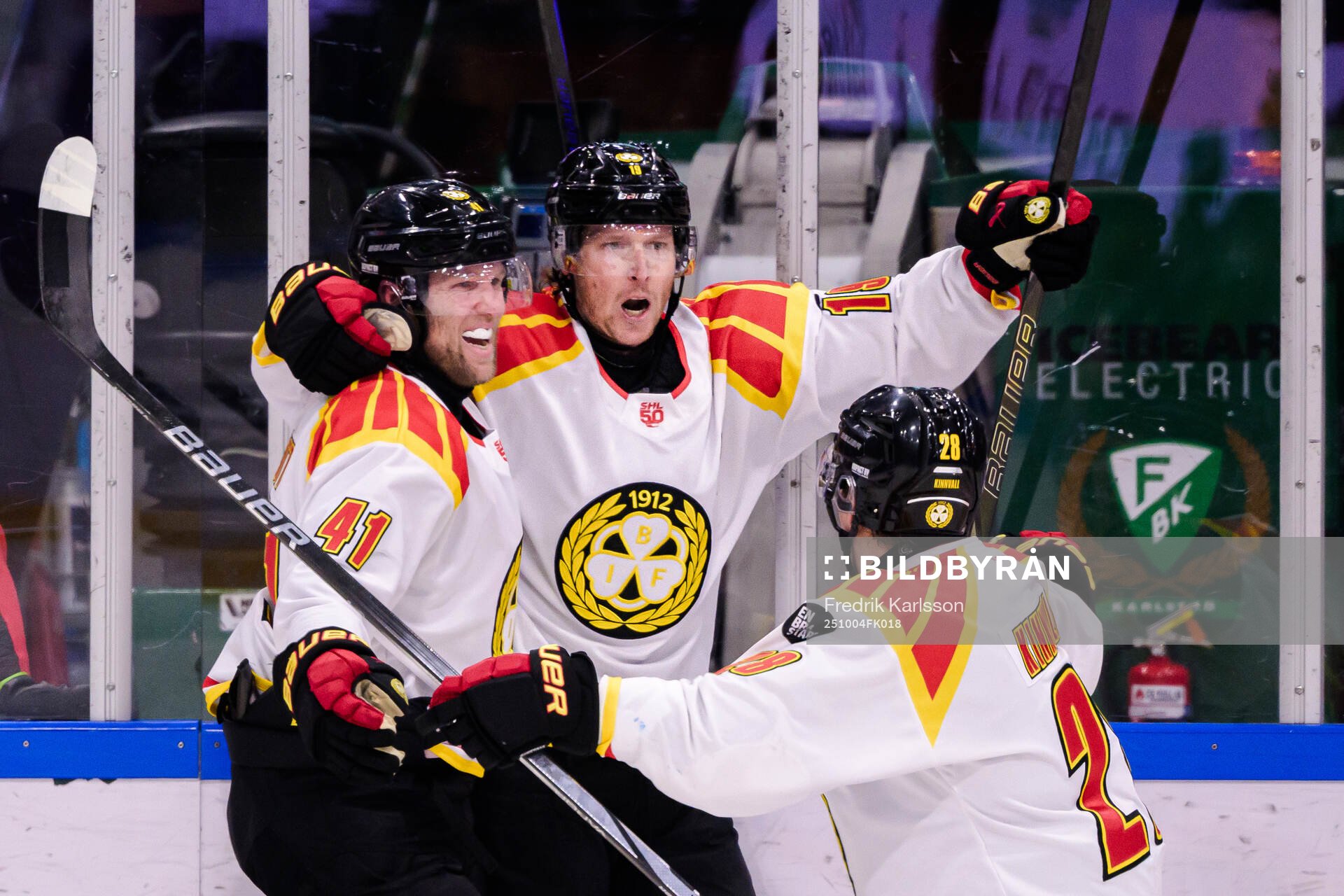 Brynäs Greg Scott och Nicklas Bäckström jublar