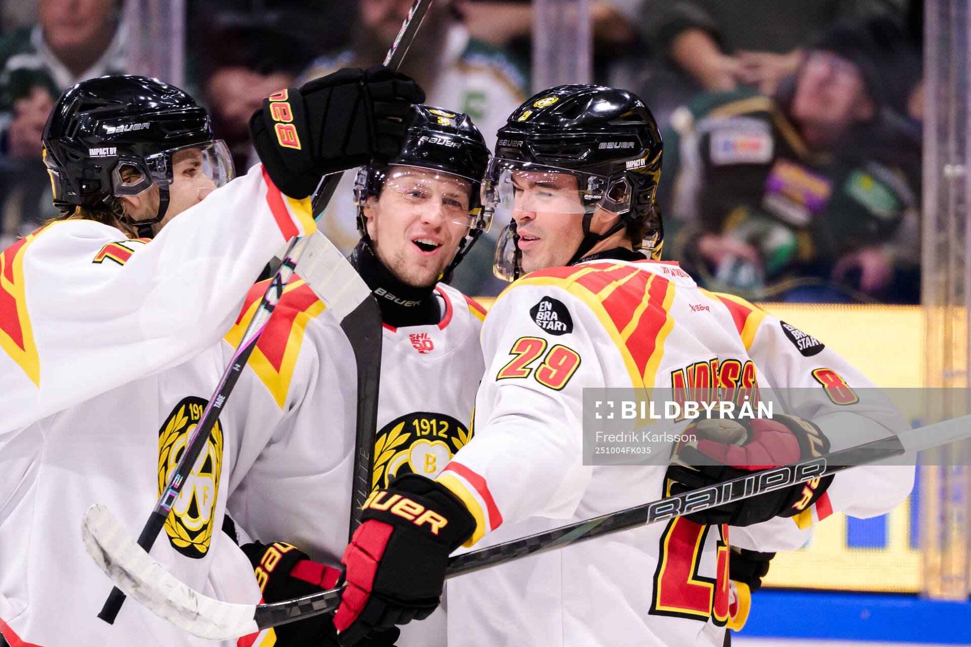 Brynäs Linus Ölund och Axel Andersson jublar