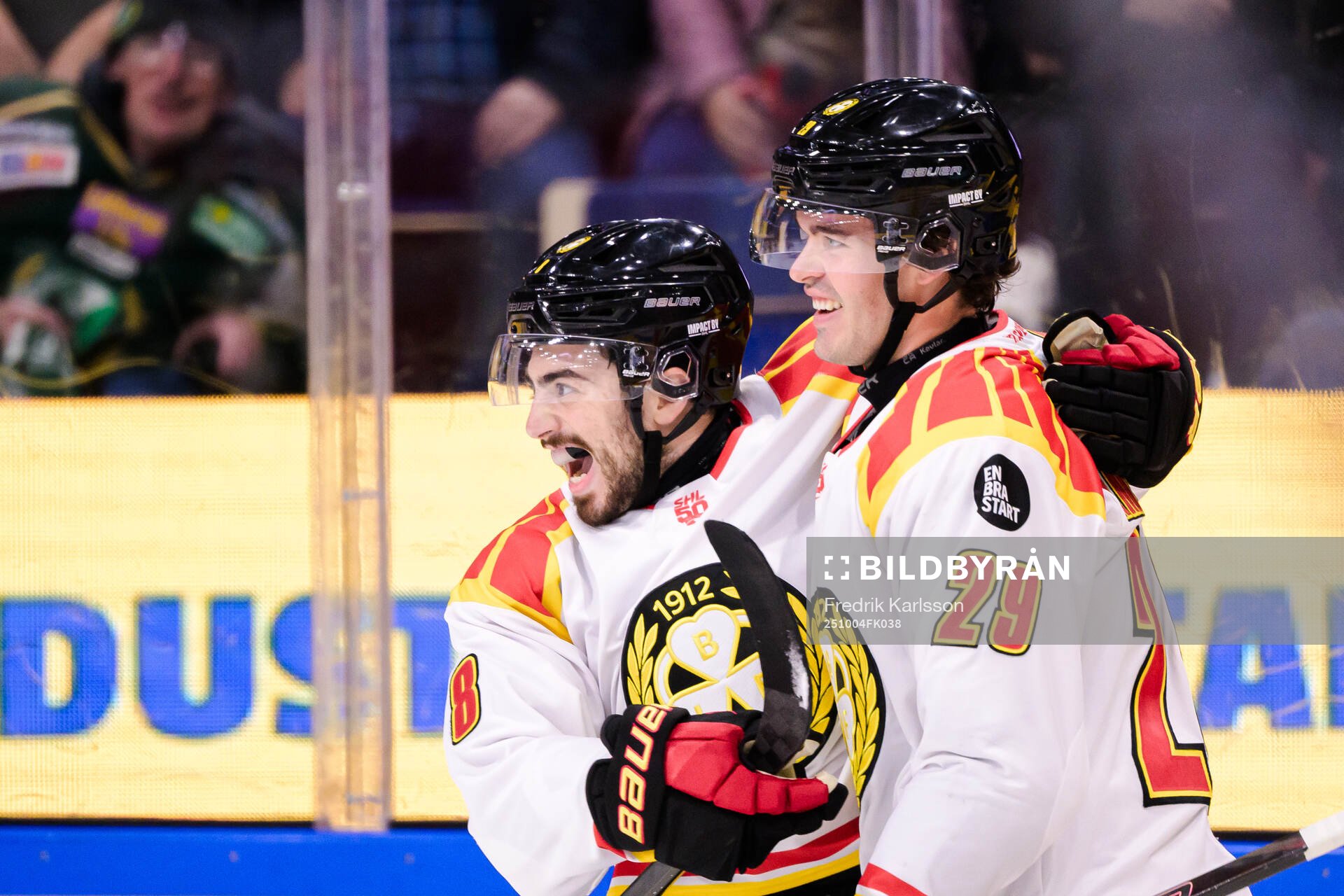 Brynäs Bobby Trivigno och Axel Andersson jublar