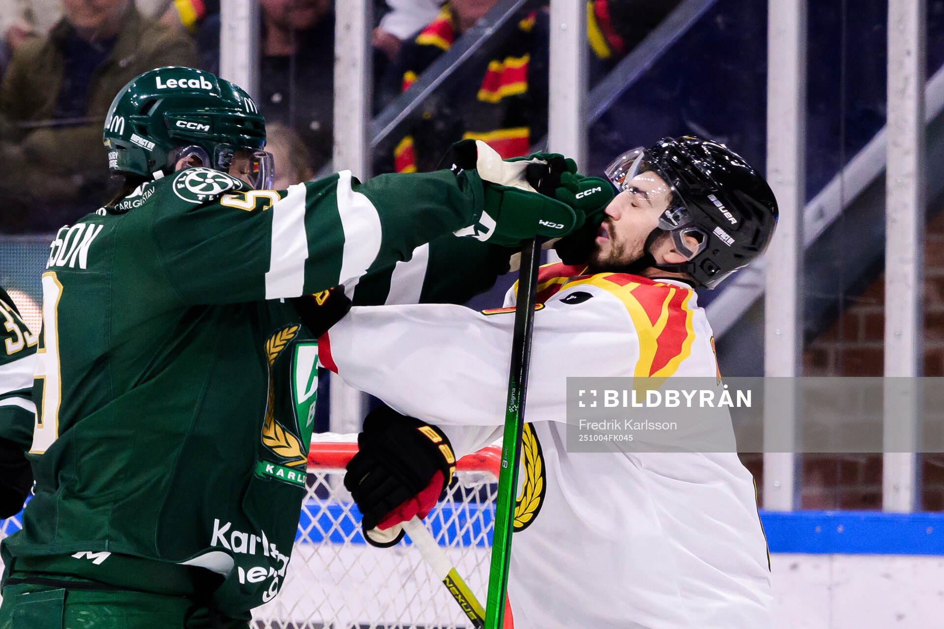 Färjestads Linus Johansson och Brynäs Bobby Trivigno