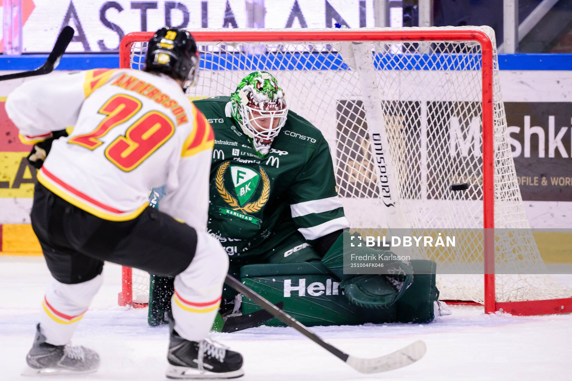 Brynäs Axel Andersson skjuter 1-2 bakom Färjestads