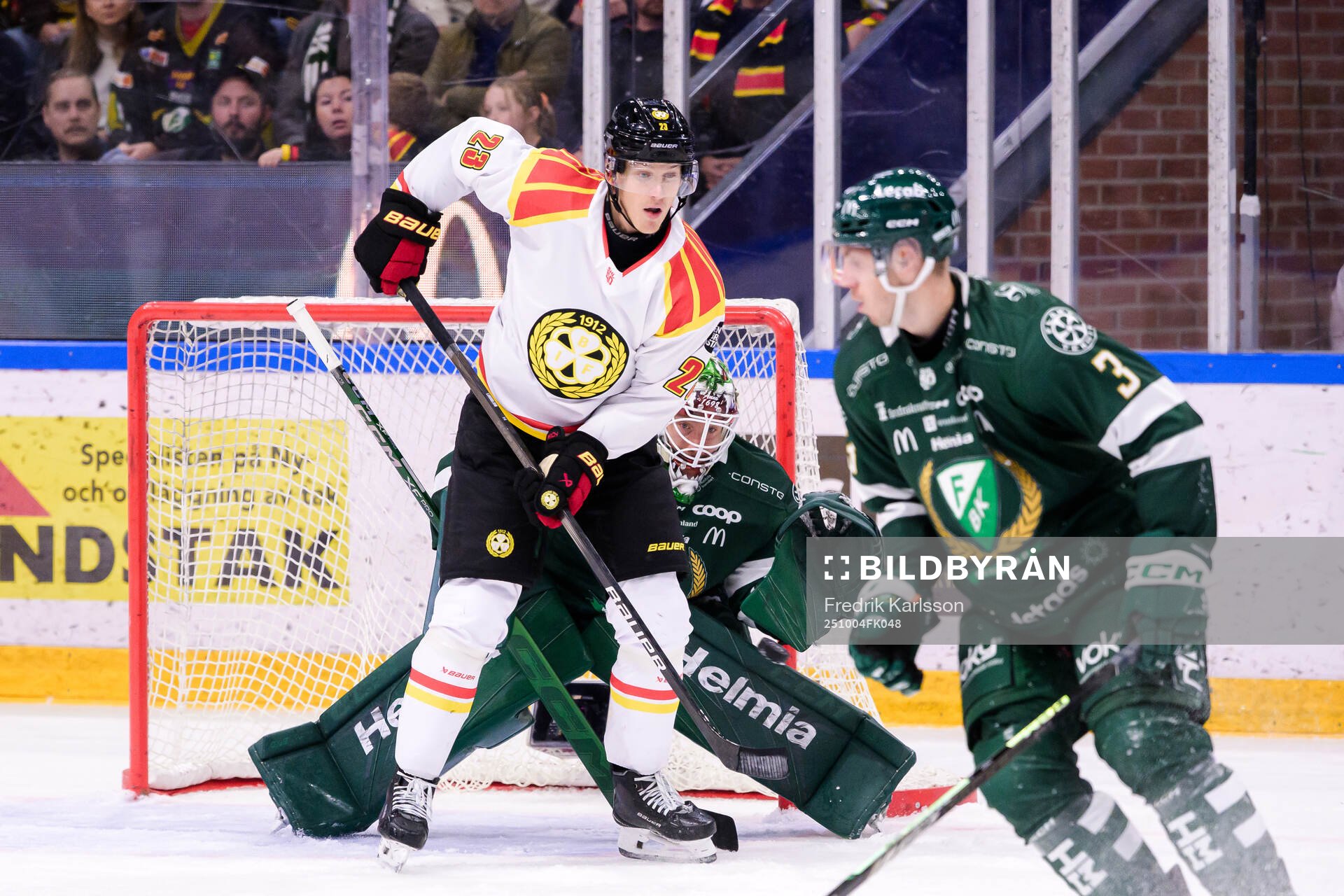 Brynäs Oskar Lindblom och Färjestads målvakt Emil Larmi