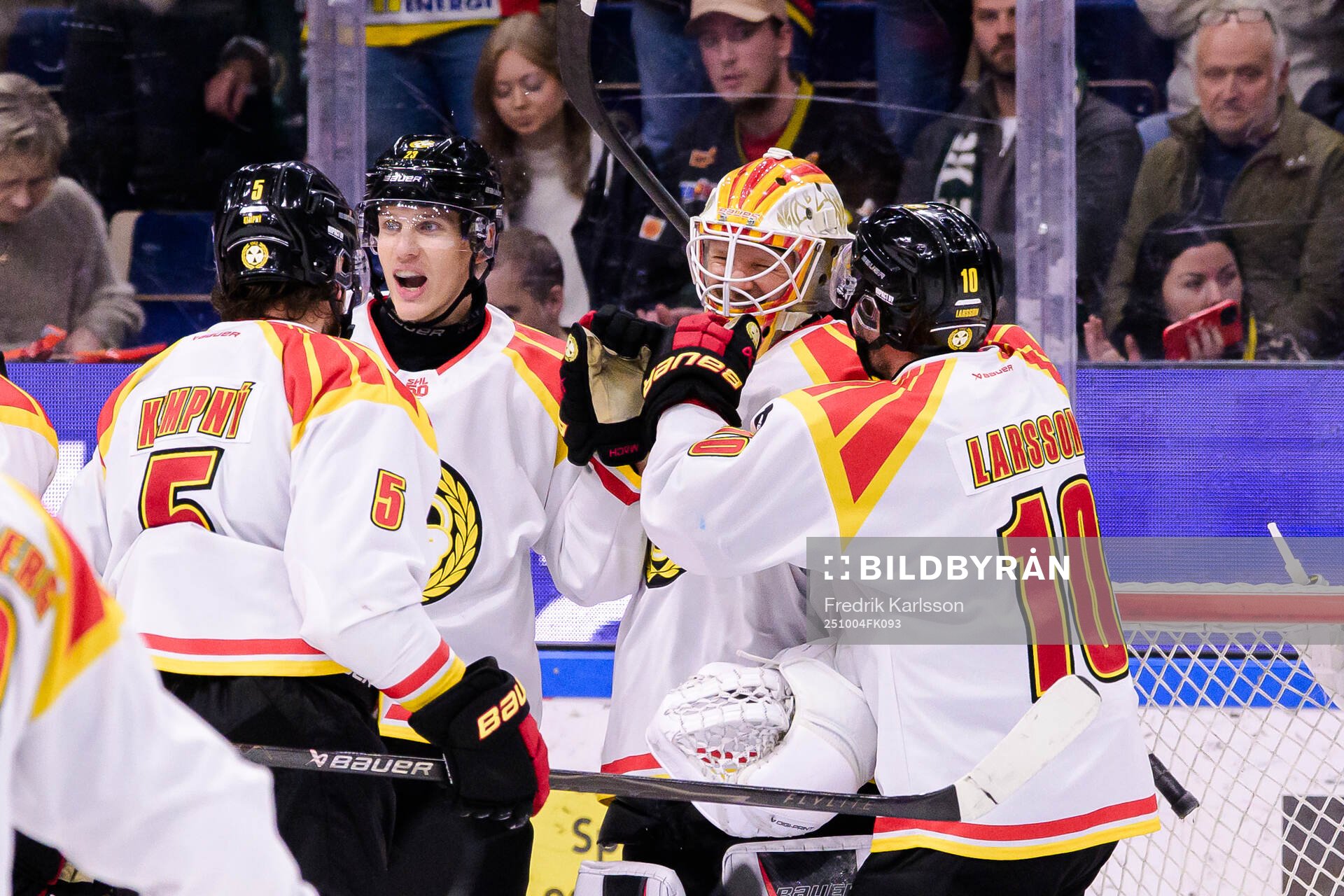Brynäs Oskar Lindblom och målvakt Collin Delia jublar med